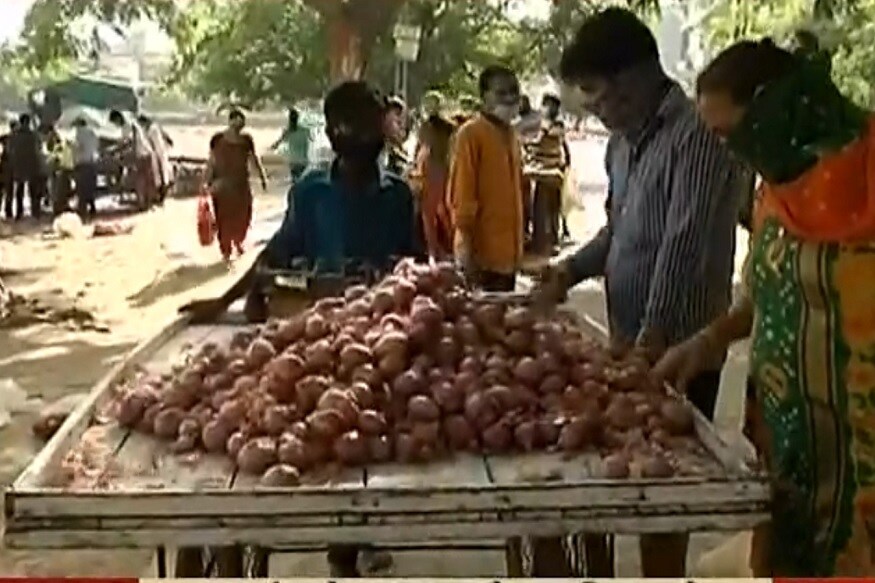 અમદાવાદ: શહેરનાં કોરોના વાયરસની મહામારીએ ભયાવહ પરિસ્થિતિ સર્જી છે. તંત્ર દ્વારા બુધવારે જાહેરાત કરવામાં આવી છે કે, 15મી મેની મધરાત સુધી અમદાવાદને સંપૂર્ણ લૉકડાઉન કરવામાં આવશે અને માત્ર દૂધ અને દવાની દુકાનો જ ચાલુ રહેશે. આ નિર્ણયની જાહેરાતથી બુધવારે સાંજે લોકોમાં ઉહાપોહ જાગ્યો હતો અને જીવન જરૂરિયાતની વસ્તુઓ લેવા ટોળે ટોળા રસ્તા પર આવી ગયા હતા. ગઇકાલે સાંજે લોકોએ દુકાનોની બહાર લાંબી કતારો લગાવી હતી. શહેરનાં કમિશનરે ગુરુવારથી 15મી તારીખ સુધી અમદાવાદમાં તમામ દુકાનો બંધ રાખવા અને માત્ર દવા અને દૂધની જ દુકાનો ચાલુ રાખવાનો નિર્ણય કર્યો હતો. જોકે આજે એટલે ગુરૂવારની સવારે શહેરના અમુક વિસ્તારોમાં થોડી દુકાનો અને લારીઓ ખુલ્લી જોવા મળી હતી. અમદાવાદ: શહેરનાં કોરોના વાયરસની મહામારીએ ભયાવહ પરિસ્થિતિ સર્જી છે. તંત્ર દ્વારા બુધવારે જાહેરાત કરવામાં આવી છે કે, 15મી મેની મધરાત સુધી અમદાવાદને સંપૂર્ણ લૉકડાઉન કરવામાં આવશે અને માત્ર દૂધ અને દવાની દુકાનો જ ચાલુ રહેશે. આ નિર્ણયની જાહેરાતથી બુધવારે સાંજે લોકોમાં ઉહાપોહ જાગ્યો હતો અને જીવન જરૂરિયાતની વસ્તુઓ લેવા ટોળે ટોળા રસ્તા પર આવી ગયા હતા. ગઇકાલે સાંજે લોકોએ દુકાનોની બહાર લાંબી કતારો લગાવી હતી. શહેરનાં કમિશનરે ગુરુવારથી 15મી તારીખ સુધી અમદાવાદમાં તમામ દુકાનો બંધ રાખવા અને માત્ર દવા અને દૂધની જ દુકાનો ચાલુ રાખવાનો નિર્ણય કર્યો હતો. જોકે આજે એટલે ગુરૂવારની સવારે શહેરના અમુક વિસ્તારોમાં થોડી દુકાનો અને લારીઓ ખુલ્લી જોવા મળી હતી.