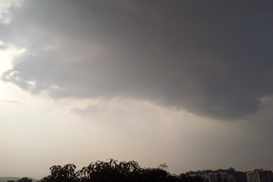 સાબરકાંઠા જિલ્લાનાં ઇડર, હિંમતનગર, તલોદ, ખેડબ્રહ્મા સહિતનાં જિલ્લામાં વહેલી સવારથી આકાશ કાળા વાદળોથી ઘેરાયું છે. આ સાથે અરવલ્લી જિલ્લાના મોડાસા, શામળાજી, ઇસરોલ સહિત જિલ્લાના વાતાવરણમાં પલટો આવ્યો છે. વાદળછાયા વાતાવરણનાં કારણે ઠંડકનો માહોલ થતા એકબાજુ ગરમીથી આંશિક રાહત મળી છે જ્યારે બીજી બાજુ માવઠું થાય તેવો માહોલ સર્જાતા ખેડૂતોની ચિંતા વધી ગઇ છે. હવામાન વિભાગની આગાહી પ્રમાણે, દક્ષિણ ગુજરાતમાં આજે ગાજવીજ સાથે હળવા વરસાદની આગાહી કરવામાં આવી હતી. જ્યારે ઉત્તર ગુજરાત-સૌરાષ્ટ્ર-કચ્છમાં આગામી બુધવારથી શુક્રવાર દરમિયાન હીટ વેવની આગાહી કરવામાં આવી છે. સાબરકાંઠા જિલ્લાનાં ઇડર, હિંમતનગર, તલોદ, ખેડબ્રહ્મા સહિતનાં જિલ્લામાં વહેલી સવારથી આકાશ કાળા વાદળોથી ઘેરાયું છે. આ સાથે અરવલ્લી જિલ્લાના મોડાસા, શામળાજી, ઇસરોલ સહિત જિલ્લાના વાતાવરણમાં પલટો આવ્યો છે. વાદળછાયા વાતાવરણનાં કારણે ઠંડકનો માહોલ થતા એકબાજુ ગરમીથી આંશિક રાહત મળી છે જ્યારે બીજી બાજુ માવઠું થાય તેવો માહોલ સર્જાતા ખેડૂતોની ચિંતા વધી ગઇ છે. હવામાન વિભાગની આગાહી પ્રમાણે, દક્ષિણ ગુજરાતમાં આજે ગાજવીજ સાથે હળવા વરસાદની આગાહી કરવામાં આવી હતી. જ્યારે ઉત્તર ગુજરાત-સૌરાષ્ટ્ર-કચ્છમાં આગામી બુધવારથી શુક્રવાર દરમિયાન હીટ વેવની આગાહી કરવામાં આવી છે.