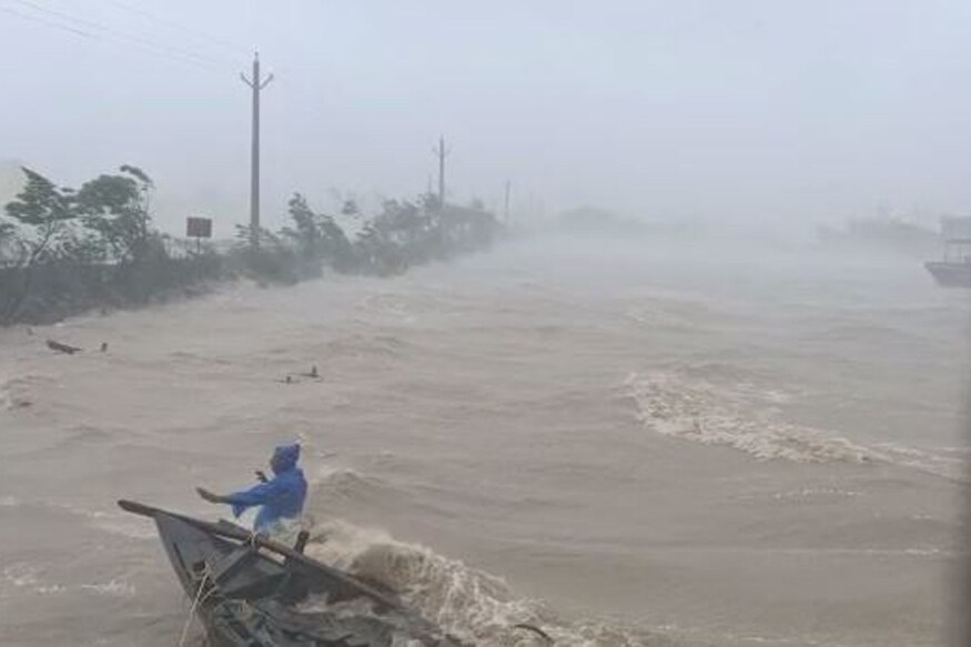 અમ્ફાન તોફાન (Cyclone Amphan)ના કારણે કોલકાતા (Kolkata) અને પશ્ચિમ બંગાળ (West Bengal)ના અનેક વિસ્તારોમાં ભારે તરાજી સર્જી છે. અનેક વિસ્તારો હાલ તેવા બહેલા થયા છે કે ઓળખવા મુશ્કેલ પડે. લોકો ટ્વિટર પર અનેક જગ્યાએ એ અમ્ફાનની તસવીરો શેર કરી રહ્યા છે તમે પણ જુઓ. અમ્ફાન તોફાન (Cyclone Amphan)ના કારણે કોલકાતા (Kolkata) અને પશ્ચિમ બંગાળ (West Bengal)ના અનેક વિસ્તારોમાં ભારે તરાજી સર્જી છે. અનેક વિસ્તારો હાલ તેવા બહેલા થયા છે કે ઓળખવા મુશ્કેલ પડે. લોકો ટ્વિટર પર અનેક જગ્યાએ એ અમ્ફાનની તસવીરો શેર કરી રહ્યા છે તમે પણ જુઓ.