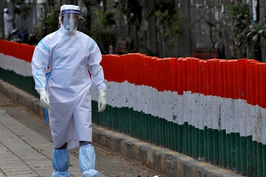 ભારત (India)માં ભલે કોરોના વાયરસ સંક્રમણ (Coronavirus)ની ઝડપથી ફેલાઇ રહ્યું હોય. પણ દુનિયા (World)ની સામે ભારતની સ્થિતિ બાકીથી સારી છે. ભારતમાં એક લાખની વસ્તી સામે કોરોના વાયરસના ખાલી 7.1 કેસ સામે આવ્યા છે. જ્યારે વૈશ્વિક સ્તર પર આ આંકડો પ્રતિ લાખ 60 દર્દીઓનો છે. ઉલ્લેખનીય છે કે દેશમાં અત્યારસુધી કોરોના વાયરસથી 96,169 લોકો સંક્રમિત થઇ ચૂક્યા છે. જ્યારે 3029 લોકોની મોત થઇ ગઇ છે. આ તમામની વચ્ચે ભારતમાં કોરોના સંક્રમિત લોકોના ઠીક થવાનો દર 38.39 ટકા થયો છે. ભારત (India)માં ભલે કોરોના વાયરસ સંક્રમણ (Coronavirus)ની ઝડપથી ફેલાઇ રહ્યું હોય. પણ દુનિયા (World)ની સામે ભારતની સ્થિતિ બાકીથી સારી છે. ભારતમાં એક લાખની વસ્તી સામે કોરોના વાયરસના ખાલી 7.1 કેસ સામે આવ્યા છે. જ્યારે વૈશ્વિક સ્તર પર આ આંકડો પ્રતિ લાખ 60 દર્દીઓનો છે. ઉલ્લેખનીય છે કે દેશમાં અત્યારસુધી કોરોના વાયરસથી 96,169 લોકો સંક્રમિત થઇ ચૂક્યા છે. જ્યારે 3029 લોકોની મોત થઇ ગઇ છે. આ તમામની વચ્ચે ભારતમાં કોરોના સંક્રમિત લોકોના ઠીક થવાનો દર 38.39 ટકા થયો છે.