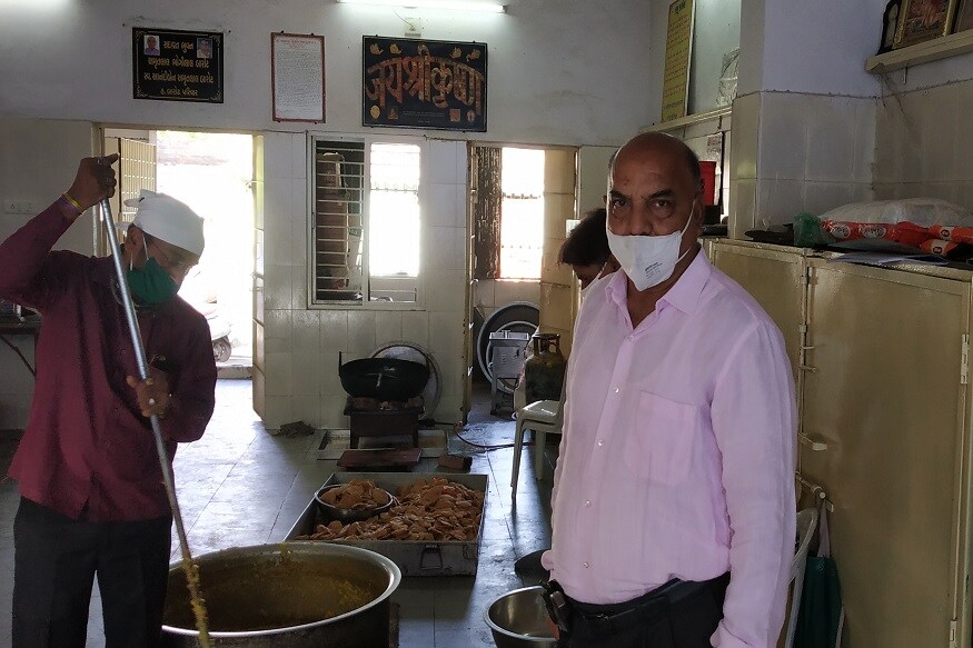 છેલ્લા ૬૦ દિવસથી આ રસોડું ધમધમી રહ્યું છે. રોજ સાંજે અહી પૂરી, શાક, અને ખીચડી બનાવવા માં આવે છે. અહી બાપુનગર ઉપરાંત અમરાઈવાડી, ખોખરા સહિતના વિસ્તારમાં રસોઇ પહોંચાડવામાં આવે છે. છેલ્લા ૬૦ દિવસથી આ રસોડું ધમધમી રહ્યું છે. રોજ સાંજે અહી પૂરી, શાક, અને ખીચડી બનાવવા માં આવે છે. અહી બાપુનગર ઉપરાંત અમરાઈવાડી, ખોખરા સહિતના વિસ્તારમાં રસોઇ પહોંચાડવામાં આવે છે.