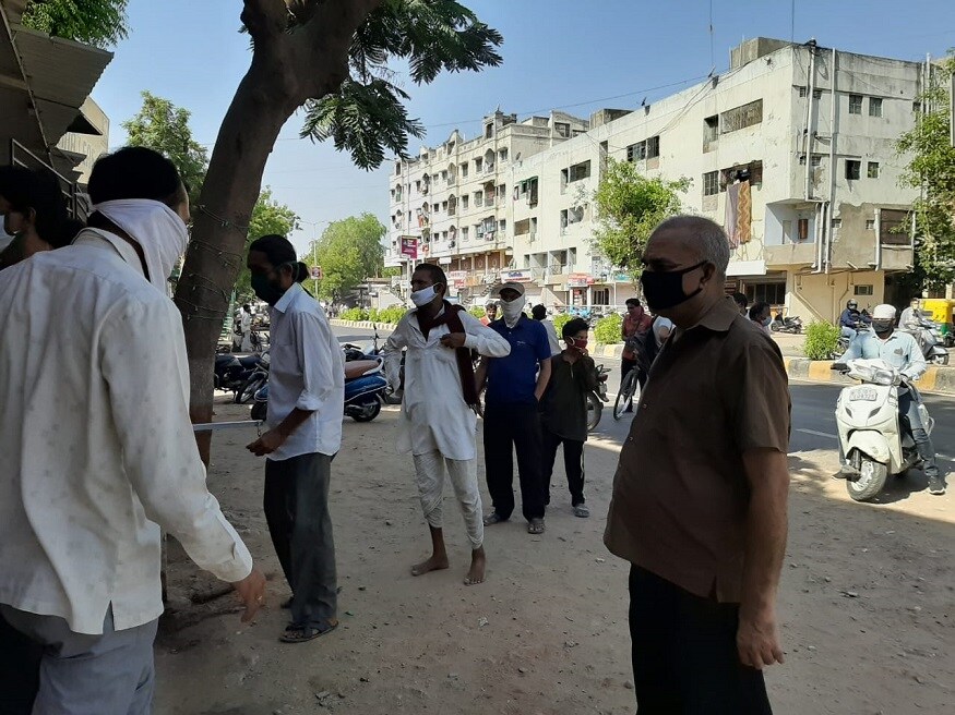 જોકે, લોકો માસ્ક અને સોશિયલ ડિસ્ટન્સનું પાલન કરીને પાનના ગલ્લા પર લાઈનમાં ઉભા રહ્યા જણાયા. બીજી તરફ હેર સલૂનમાં પણ કોરોનાની સતર્કતા સાથે લોકોની ભીડ જોવા મળી છે. જોકે, લોકો માસ્ક અને સોશિયલ ડિસ્ટન્સનું પાલન કરીને પાનના ગલ્લા પર લાઈનમાં ઉભા રહ્યા જણાયા. બીજી તરફ હેર સલૂનમાં પણ કોરોનાની સતર્કતા સાથે લોકોની ભીડ જોવા મળી છે.