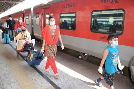 ટ્રેન શરૂ કરતાં પહેલા Railwayએ જાહેર કરી નવી એડવાઇઝરી, આ લોકોને મુસાફરી કરવાની મનાઈ ટ્રેન શરૂ કરતાં પહેલા Railwayએ જાહેર કરી નવી એડવાઇઝરી, આ લોકોને મુસાફરી કરવાની મનાઈ