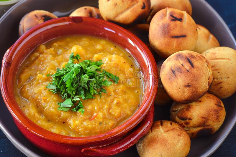 આ યુવક એક બે નહીં કુલ 10 માણસોનું ભોજન એકલા ખાઇ શકવા સક્ષમ છે. અનુપ પરદેશની પરત ફર્યા પછી પટના/ બક્સરની એક શાળામાં ક્વૉરન્ટીન કરવામાં આવ્યો છે. જો કે તેનું ખાવાનું જોઇને આ સેન્ટરની સાર સંભાળ કરનાર કર્મચારીઓ અને અધિકારીઓના પણ પરસેવા છૂટી ગયા છે. 21 વર્ષનો આ યુવક આરામથી 10 લોકોનું ખાવાનું આરોગી જાય છે. વાત રોટલીની હોય કે રોટલી પછીના ભાત ખાવાની અનુપ જમવા બેસે એટલે લોકો તે કેટલું ખાઇ શકે છે તે જોવા બેસી જાય છે. અહીં એક દિવસ બિહારનું જાણતી ભોજપ લિટ્ટી ચોખ્ખા બનાવ્યું હતું. તે દિવસે અનુપે 85 લિટ્ટીઓ ખાઇ ઓડકાર બોલાવ્યો હતો! આ યુવક એક બે નહીં કુલ 10 માણસોનું ભોજન એકલા ખાઇ શકવા સક્ષમ છે. અનુપ પરદેશની પરત ફર્યા પછી પટના/ બક્સરની એક શાળામાં ક્વૉરન્ટીન કરવામાં આવ્યો છે. જો કે તેનું ખાવાનું જોઇને આ સેન્ટરની સાર સંભાળ કરનાર કર્મચારીઓ અને અધિકારીઓના પણ પરસેવા છૂટી ગયા છે. 21 વર્ષનો આ યુવક આરામથી 10 લોકોનું ખાવાનું આરોગી જાય છે. વાત રોટલીની હોય કે રોટલી પછીના ભાત ખાવાની અનુપ જમવા બેસે એટલે લોકો તે કેટલું ખાઇ શકે છે તે જોવા બેસી જાય છે. અહીં એક દિવસ બિહારનું જાણતી ભોજપ લિટ્ટી ચોખ્ખા બનાવ્યું હતું. તે દિવસે અનુપે 85 લિટ્ટીઓ ખાઇ ઓડકાર બોલાવ્યો હતો!