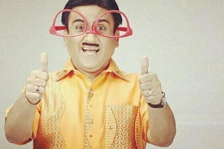 ટીવી ધારાવાહિક તારક મહેતા કા ઉલ્ટા ચશ્મા (Tarak Mehta Ka ooltah Chasma)માં જેઠાલાલ (Jethalal) બનીને લોકોનું મન જીતનાર દિલીપ જોશીને ક્યારે થિયેટરમાં 7-8 મિનિટ સુધી સ્ટેચ્યૂ બનીને ઊભા રહેવું પડતું હતું. આજે તેમની એટલી પોપ્યુલારિટી વધી ગઇ છે કે બધા તેમને જેઠાલાલ જેઠાલાલ કહીને બોલાવે છે. જેઠાલાલ ઉર્ફ દિલીપ જોશીનો આજે જન્મદિવસ છે. અને આ પ્રસંગે દિલીપ જોશીના અંગત જીવન સાથે જોડાયેલી કેટલીક રસપ્રદ વાતો અમે તમને જણાવીશું. જે છે જેઠાલાલની રિયલ લાઇફ. ટીવી ધારાવાહિક તારક મહેતા કા ઉલ્ટા ચશ્મા (Tarak Mehta Ka ooltah Chasma)માં જેઠાલાલ (Jethalal) બનીને લોકોનું મન જીતનાર દિલીપ જોશીને ક્યારે થિયેટરમાં 7-8 મિનિટ સુધી સ્ટેચ્યૂ બનીને ઊભા રહેવું પડતું હતું. આજે તેમની એટલી પોપ્યુલારિટી વધી ગઇ છે કે બધા તેમને જેઠાલાલ જેઠાલાલ કહીને બોલાવે છે. જેઠાલાલ ઉર્ફ દિલીપ જોશીનો આજે જન્મદિવસ છે. અને આ પ્રસંગે દિલીપ જોશીના અંગત જીવન સાથે જોડાયેલી કેટલીક રસપ્રદ વાતો અમે તમને જણાવીશું. જે છે જેઠાલાલની રિયલ લાઇફ.
