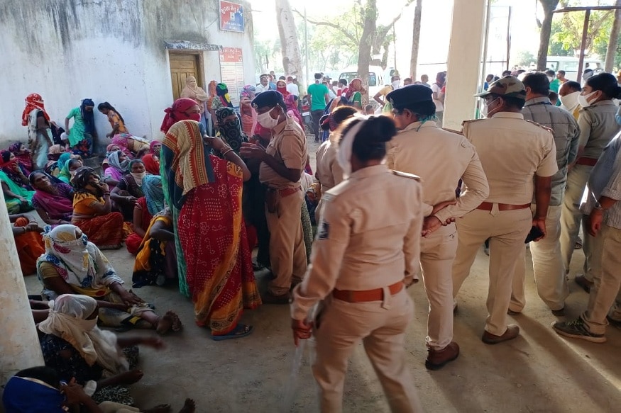 તો ગ્રામજનોની માંગ છે કે તેઓએ પોતાની મહામૂલી જમીનનો ગુમાવી છે ત્યારે હવે તેમની જમીનો ને પચાવી પાડવા માટે સરકારી તંત્ર દ્વારા પ્રયાસ કરવામાં આવ્યો છે તેવો આક્ષેપ ગામલોકો કરી રહ્યા છે ગ્રામજનો પોલીસ સ્ટેશને ધરણા પર બેસી ગયા હતા. તો ગ્રામજનોની માંગ છે કે તેઓએ પોતાની મહામૂલી જમીનનો ગુમાવી છે ત્યારે હવે તેમની જમીનો ને પચાવી પાડવા માટે સરકારી તંત્ર દ્વારા પ્રયાસ કરવામાં આવ્યો છે તેવો આક્ષેપ ગામલોકો કરી રહ્યા છે ગ્રામજનો પોલીસ સ્ટેશને ધરણા પર બેસી ગયા હતા.
