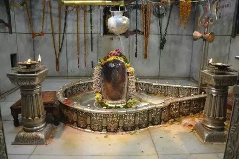 આ બાબત ખાસ ધ્યાન રાખવા જેવી છે, જયારે પણ ભગવાન શિવના મંદિરે જતા હોઈએ અને ગર્ભગૃહની પરિક્રમા કરતા હોઈએ ત્યારે તે અડધી જ કરવામાં આવે છે. આ સાથે એક કથા જોડાયેલી છે કે એક વાર એક ગંધર્વ રાજ ભગવાન સદાશિવની ભક્તિ કરતો હતો અને પૂજન કર્યા બાદ તે ગર્ભગૃહની પ્રદક્ષિણા કરવા ઉભા થયા અને ત્યારબાદ પ્રદક્ષિણા કરતા-કરતા આ ગૌમુખી ઉપર ભૂલથી પગ મૂકી દીધો. આ સાથે જ ભગવાન ભોલાનાથનો ક્રોધ જાગૃત થઇ ગયો અને ભગવાને આ ગંધર્વ રાજ ને શ્રાપ આપી તેની તમામ શક્તિઓનો નાશ કરી નાખ્યો. આ બાબત ખાસ ધ્યાન રાખવા જેવી છે, જયારે પણ ભગવાન શિવના મંદિરે જતા હોઈએ અને ગર્ભગૃહની પરિક્રમા કરતા હોઈએ ત્યારે તે અડધી જ કરવામાં આવે છે. આ સાથે એક કથા જોડાયેલી છે કે એક વાર એક ગંધર્વ રાજ ભગવાન સદાશિવની ભક્તિ કરતો હતો અને પૂજન કર્યા બાદ તે ગર્ભગૃહની પ્રદક્ષિણા કરવા ઉભા થયા અને ત્યારબાદ પ્રદક્ષિણા કરતા-કરતા આ ગૌમુખી ઉપર ભૂલથી પગ મૂકી દીધો. આ સાથે જ ભગવાન ભોલાનાથનો ક્રોધ જાગૃત થઇ ગયો અને ભગવાને આ ગંધર્વ રાજ ને શ્રાપ આપી તેની તમામ શક્તિઓનો નાશ કરી નાખ્યો.