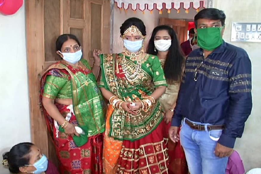 સામાન્યતઃ લગ્નની અંદર દાંડિયા રાસ, પીઠી, આણું પાથરવાનો રિવાજ, ચાકડો પુજવાનો રિવાજ, મામેરિયા ભરવાનો રિવાજ, વરઘોડાનો રિવાજ, ફૂલેકાનો રિવાજ અને જમણવારનો રિવાજ આ તમામ વિધિ રીતિરિવાજ મુજબ જુદી જુદી જ્ઞાતિઓમાં થતી હોય છે. ત્યારે કોરોના વાયરસ નામની મહામારી અંતર્ગત રાજકોટમાં એક એવા અનોખા લગ્ન જોવા મળ્યા કે જેમાં બે જુદા જુદા પરિવારમાંથી આવતા દીકરા-દીકરી લગ્નગ્રંથિથી જોડાયા. પરંતુ તેમના લગ્નમાં ન વાગ્યા ઢોલ કે ન ગુંજ્યા શરણાઈના સૂર. કન્યાદાન ફેરા ફરવાની જે વિધિ હોય છે જે અંતર્ગત વર અને વધૂ એકબીજાને સપ્તપદીના સાત વચનો આપે છે. તે વિધિ પણ કોરોના મહામારી ના કારણે મોકૂફ રાખવામાં આવી હતી. સામાન્યતઃ લગ્નની અંદર દાંડિયા રાસ, પીઠી, આણું પાથરવાનો રિવાજ, ચાકડો પુજવાનો રિવાજ, મામેરિયા ભરવાનો રિવાજ, વરઘોડાનો રિવાજ, ફૂલેકાનો રિવાજ અને જમણવારનો રિવાજ આ તમામ વિધિ રીતિરિવાજ મુજબ જુદી જુદી જ્ઞાતિઓમાં થતી હોય છે. ત્યારે કોરોના વાયરસ નામની મહામારી અંતર્ગત રાજકોટમાં એક એવા અનોખા લગ્ન જોવા મળ્યા કે જેમાં બે જુદા જુદા પરિવારમાંથી આવતા દીકરા-દીકરી લગ્નગ્રંથિથી જોડાયા. પરંતુ તેમના લગ્નમાં ન વાગ્યા ઢોલ કે ન ગુંજ્યા શરણાઈના સૂર. કન્યાદાન ફેરા ફરવાની જે વિધિ હોય છે જે અંતર્ગત વર અને વધૂ એકબીજાને સપ્તપદીના સાત વચનો આપે છે. તે વિધિ પણ કોરોના મહામારી ના કારણે મોકૂફ રાખવામાં આવી હતી.
