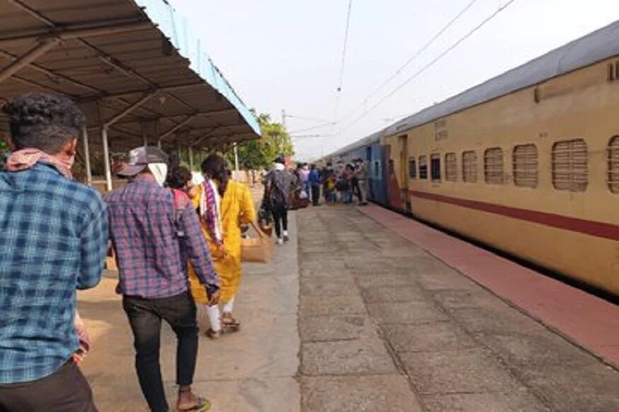 સોમવારે જાહેર થયો આ આદેશ – IRCTC મુજબ, ભારતીય રેલવે દ્વારા સિસ્ટમમાં ટ્રેનને રદ કર્યા બાદ ઓટોમેટિક ફુલ રિફન્ડ શરૂ કરવામાં આવશે. આ દરમિયાન, ભારતીય રેલવે તાત્કાલિક મુસાફરી માટે પોતાની 230 IRCTC સ્પેશ લ ટ્રેનોને નિયત રૂટ પર દોડાવવાનું ચાલુ રાખશે. સોમવારે જાહેર થયો આ આદેશ – IRCTC મુજબ, ભારતીય રેલવે દ્વારા સિસ્ટમમાં ટ્રેનને રદ કર્યા બાદ ઓટોમેટિક ફુલ રિફન્ડ શરૂ કરવામાં આવશે. આ દરમિયાન, ભારતીય રેલવે તાત્કાલિક મુસાફરી માટે પોતાની 230 IRCTC સ્પેશ લ ટ્રેનોને નિયત રૂટ પર દોડાવવાનું ચાલુ રાખશે.