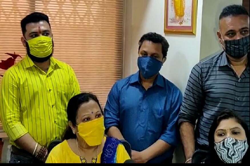 આ વાયરસ સંક્રમણ ન વધે તે માટે લોકોને તંત્ર દ્વારા પહેલેથી જ માસ્ક પહેરવા માટે કહેવામાં આવે છે. ત્યારે સુરત એક એવું ગ્રૂપ છે કે જે પહેલે દિવસથી માસ્ક બનાવી લોકોને મફતમાં આપે છે. આ વાયરસ સંક્રમણ ન વધે તે માટે લોકોને તંત્ર દ્વારા પહેલેથી જ માસ્ક પહેરવા માટે કહેવામાં આવે છે. ત્યારે સુરત એક એવું ગ્રૂપ છે કે જે પહેલે દિવસથી માસ્ક બનાવી લોકોને મફતમાં આપે છે.