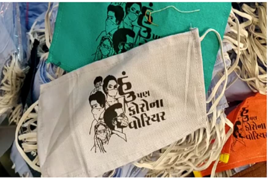 પહેલા એક લાખ માસ્ક બનવાના ટાર્ગેટ સાથે શરુ કરેલા કામ હાલમાં 25 લાખ માસ્ક બનાવના ટાર્ગેટ ઉપર પહોંચી ગયા છે. જોકે આ યુવક મંડળ દ્વારા મોદી માસ્ક ત્યાર કરવામાં આવ્યા છે. જેમાં દેશના વાળા પ્રધાન ના ફોટા સાથે અનેક સ્લોગન લખવામાં આવ્યા છે. પહેલા એક લાખ માસ્ક બનવાના ટાર્ગેટ સાથે શરુ કરેલા કામ હાલમાં 25 લાખ માસ્ક બનાવના ટાર્ગેટ ઉપર પહોંચી ગયા છે. જોકે આ યુવક મંડળ દ્વારા મોદી માસ્ક ત્યાર કરવામાં આવ્યા છે. જેમાં દેશના વાળા પ્રધાન ના ફોટા સાથે અનેક સ્લોગન લખવામાં આવ્યા છે.