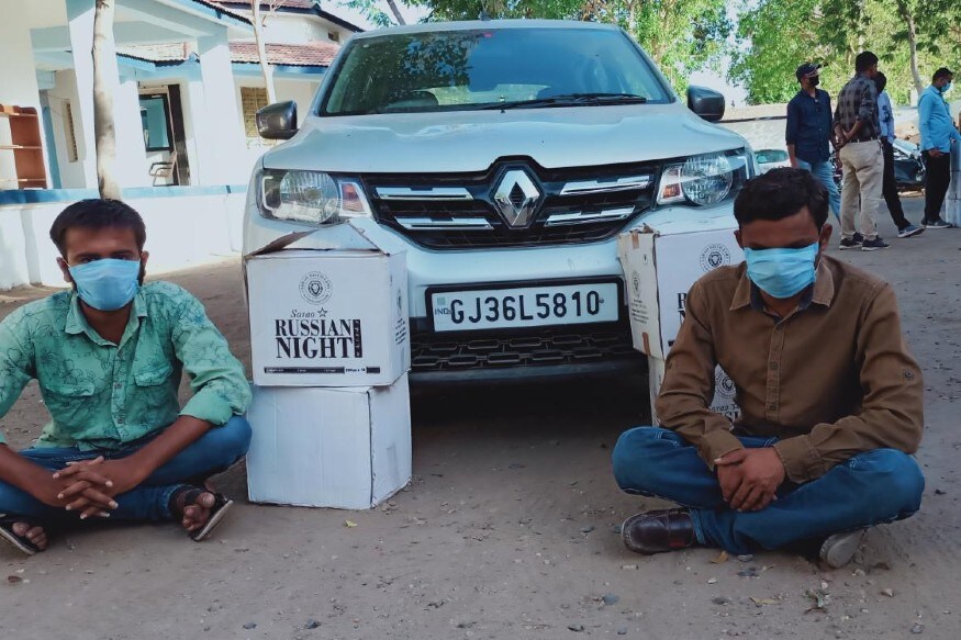 અતુલ જોશી,મોરબી : મોરબી એલસીબીએ ખાખરાળા ગામે કારમાંથી દારૂનો જથ્થો ઝડપી લીધા બાદ આ દારૂનો જથ્થો જ્યાંથી આવ્યો તે જગ્યાએ પણ દરોડો પાડી કુલ 7.55 લાખનો વિદેશી દારૂ પકડી પાડ્યો હતો અને સાથે 5 શખ્સો સામે બે ગુના નોંધાવી ધોરણસરની કાર્યવાહી હાથ ધરી છે. અતુલ જોશી,મોરબી : મોરબી એલસીબીએ ખાખરાળા ગામે કારમાંથી દારૂનો જથ્થો ઝડપી લીધા બાદ આ દારૂનો જથ્થો જ્યાંથી આવ્યો તે જગ્યાએ પણ દરોડો પાડી કુલ 7.55 લાખનો વિદેશી દારૂ પકડી પાડ્યો હતો અને સાથે 5 શખ્સો સામે બે ગુના નોંધાવી ધોરણસરની કાર્યવાહી હાથ ધરી છે.