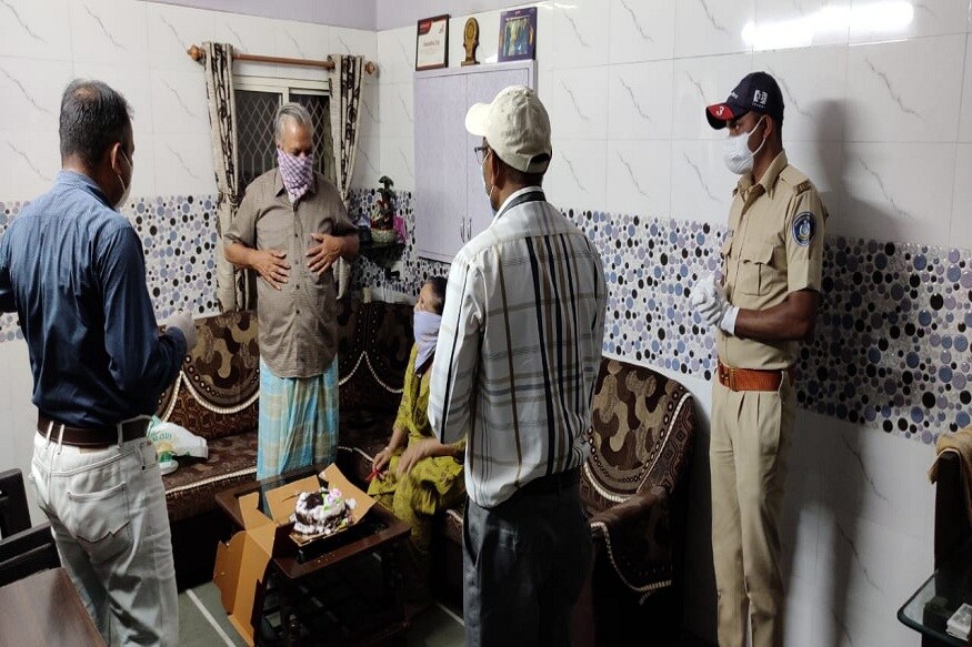 બોપલમાં સાસરે રહેતા માનસીબહેન જોગી પરમારના માતા પિતા મણિનગર વિસ્તારમાં રહે છે અને બને વૃદ્ધ દંપત્તિ ડાયાબિટીસના દર્દી છે. સોમવારે તેમની માતાનો જન્મદિવસ હતો. તેમને મન પોતાના વૃદ્ધ માતાની બર્થડે ઉજવવાની ઘણી ઈચ્છા હતી. પણ લોકડાઉન ચાલી રહ્યું છે અને એમાંય મણિનગર, ઇસનપુર રેડ ઝોન હોવાથી તેઓ જાય કે ન જાય તેની દુવિધામાં મુકાયા હતા. ત્યારે અચાનક તેમણે પોતાની ઈચ્છા સોશિયલ મીડિયા પર વ્યક્ત કરી હતી. બોપલમાં સાસરે રહેતા માનસીબહેન જોગી પરમારના માતા પિતા મણિનગર વિસ્તારમાં રહે છે અને બને વૃદ્ધ દંપત્તિ ડાયાબિટીસના દર્દી છે. સોમવારે તેમની માતાનો જન્મદિવસ હતો. તેમને મન પોતાના વૃદ્ધ માતાની બર્થડે ઉજવવાની ઘણી ઈચ્છા હતી. પણ લોકડાઉન ચાલી રહ્યું છે અને એમાંય મણિનગર, ઇસનપુર રેડ ઝોન હોવાથી તેઓ જાય કે ન જાય તેની દુવિધામાં મુકાયા હતા. ત્યારે અચાનક તેમણે પોતાની ઈચ્છા સોશિયલ મીડિયા પર વ્યક્ત કરી હતી.