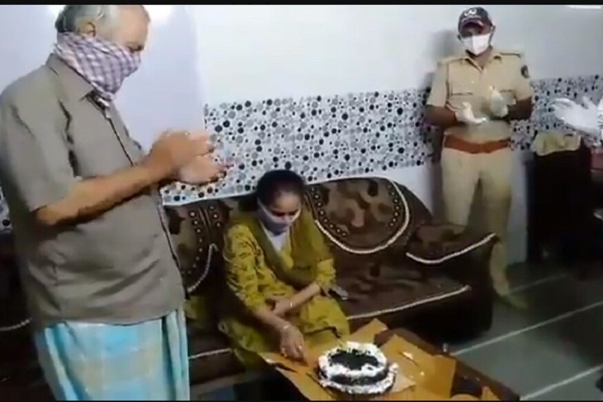 મહિલાને બનતી મદદ કરવા પીઆઈએ ભરોસો આપ્યો હતો. બાદમાં પીઆઇ સાધુ અને તેમની સાથે એક અન્ય પોલીસકર્મી કેક લઈને ઇસનપુર પોલીસસ્ટેશન પહોંચ્યા હતા. ઇસનપુર પોલીસસ્ટેશનના પણ બે પોલીસકર્મીઓને સાથે લઈને ટિમ માનસીબહેનના પિયર પહોંચી હતી. ત્યાં ઘરમાં વૃદ્ધ માતા પિતા હાજર હતા. પહેલા તેઓ પોલીસને જોઈને ચોકી ગયા પણ પીઆઇ સાધુ અને ટીમે પહેલા જ વૃદ્ધા ને જન્મદિવસની શુભકામના પાઠવી અને કેક કાપી હતી. મહિલાને બનતી મદદ કરવા પીઆઈએ ભરોસો આપ્યો હતો. બાદમાં પીઆઇ સાધુ અને તેમની સાથે એક અન્ય પોલીસકર્મી કેક લઈને ઇસનપુર પોલીસસ્ટેશન પહોંચ્યા હતા. ઇસનપુર પોલીસસ્ટેશનના પણ બે પોલીસકર્મીઓને સાથે લઈને ટિમ માનસીબહેનના પિયર પહોંચી હતી. ત્યાં ઘરમાં વૃદ્ધ માતા પિતા હાજર હતા. પહેલા તેઓ પોલીસને જોઈને ચોકી ગયા પણ પીઆઇ સાધુ અને ટીમે પહેલા જ વૃદ્ધા ને જન્મદિવસની શુભકામના પાઠવી અને કેક કાપી હતી.