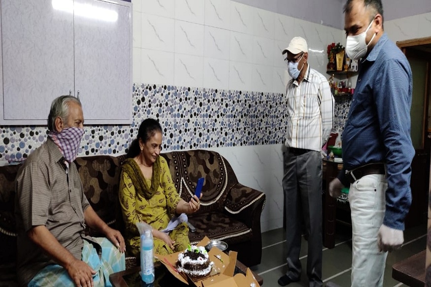 આગામી 10મી મેંના રોજ મધર્સ ડે (mothers day) આવી રહ્યો છે ત્યારે લોકડાઉનને (lockdown) કારણે સાસરે રહેતી પુત્રીઓ પિયર જઈને તો મધર્સ ડે નહિ ઉજવી શકે પણ સાસુ સાથે અનેક દીકરીઓ મધર્સ ડે ઉજવશે. પણ મધર્સ ડેના એક અઠવાડિયા પહેલા સીઆઇડી ક્રાઇમની ટીમે માનવતા ભરી કામગીરી કરી છે. અમદાવાદના બોપલમાં સાસરે રહેતી એક મહિલાની માતાનો જન્મદિવસ હતો. પણ લોકડાઉન હોવાના કારણે તે તેના માતાના ઘરે જઈ શકે તેમ નહોતું. જેથી તેણે સોશિયલ મીડિયાનો (social media) સહારો લીધો હતો. આ વાત સીઆઇડી ક્રાઇમના (CID crime) શમશેરસિંઘના ધ્યાને આવી હતી. જેથી તેમણે તેમની એક ટીમને આ વૃદ્ધાના ઘરે કેક લઈને મોકલી હતી. સિઆઇડી ક્રાઇમની ટીમે મહિલા સાથે વાત કરીને તેમના પિયર કેક લઈને પહોંચ્યા હતા અને ભેટમાં સેનિટાઇઝર અને ગ્લોવ્ઝ આપી વૃદ્ધ માતા પિતાને તેમની દીકરી સાથે વીડિયો કોલ (video call) પર વાત કરાવતા લાગણીસભર દર્શયો સર્જાયા હતા. (હર્મેશ સુખડિયા, અમદાવાદ) આગામી 10મી મેંના રોજ મધર્સ ડે (mothers day) આવી રહ્યો છે ત્યારે લોકડાઉનને (lockdown) કારણે સાસરે રહેતી પુત્રીઓ પિયર જઈને તો મધર્સ ડે નહિ ઉજવી શકે પણ સાસુ સાથે અનેક દીકરીઓ મધર્સ ડે ઉજવશે. પણ મધર્સ ડેના એક અઠવાડિયા પહેલા સીઆઇડી ક્રાઇમની ટીમે માનવતા ભરી કામગીરી કરી છે. અમદાવાદના બોપલમાં સાસરે રહેતી એક મહિલાની માતાનો જન્મદિવસ હતો. પણ લોકડાઉન હોવાના કારણે તે તેના માતાના ઘરે જઈ શકે તેમ નહોતું. જેથી તેણે સોશિયલ મીડિયાનો (social media) સહારો લીધો હતો. આ વાત સીઆઇડી ક્રાઇમના (CID crime) શમશેરસિંઘના ધ્યાને આવી હતી. જેથી તેમણે તેમની એક ટીમને આ વૃદ્ધાના ઘરે કેક લઈને મોકલી હતી. સિઆઇડી ક્રાઇમની ટીમે મહિલા સાથે વાત કરીને તેમના પિયર કેક લઈને પહોંચ્યા હતા અને ભેટમાં સેનિટાઇઝર અને ગ્લોવ્ઝ આપી વૃદ્ધ માતા પિતાને તેમની દીકરી સાથે વીડિયો કોલ (video call) પર વાત કરાવતા લાગણીસભર દર્શયો સર્જાયા હતા. (હર્મેશ સુખડિયા, અમદાવાદ)