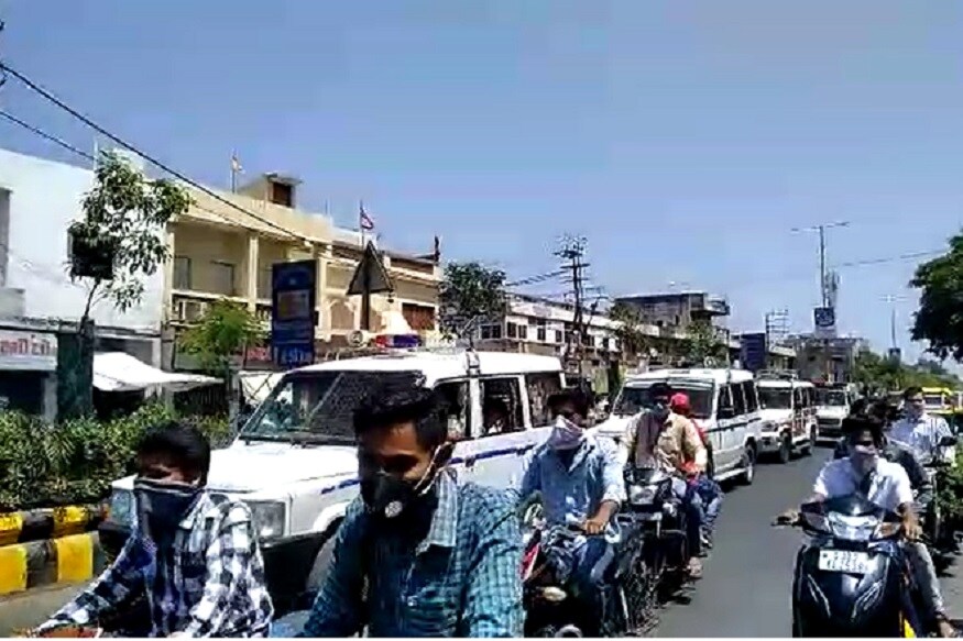 કોરોના વાયરલ (coronavirus) સંક્રમણ ફેલાય નહીં અને લોકો એકઠા થાય નહીં તે માટે પોલીસ દ્વારા પણ મુસ્લિમ આગેવાનો સાથે બેઠક કરી હતી. તેમજ વિવિધ વિસ્તારોમાં ફરી લોકોને ઘરમાં જ રહી ઉજવણી કરવાની અપીલ કરી હતી. કોરોના વાયરલ (coronavirus) સંક્રમણ ફેલાય નહીં અને લોકો એકઠા થાય નહીં તે માટે પોલીસ દ્વારા પણ મુસ્લિમ આગેવાનો સાથે બેઠક કરી હતી. તેમજ વિવિધ વિસ્તારોમાં ફરી લોકોને ઘરમાં જ રહી ઉજવણી કરવાની અપીલ કરી હતી.