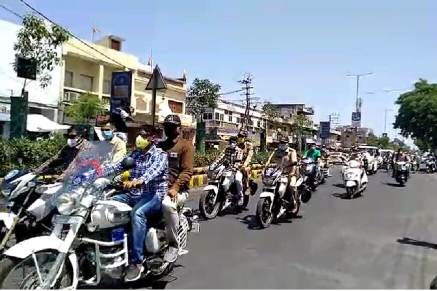 રાજકોટઃ આજે રમઝાન ઈદ (Ramzan Eid) હોવાથી મુસ્લિમ બિરાદરો દ્વારા સવારની નમાજ પોત પોતાના ઘરે અદા કરી હતી. તેમજ તહેવારને લઇને લોકો કારણ વગર બહાર ન નીકળે તે માટે રાજકોટ પોલીસ દ્વારા કન્ટેઇનમેન્ટ (Containment) વિસ્તાર જંગલેશ્વરમાં ફ્લેગમાર્ચ (Flagmarch) યોજી હતી. પોલીસે પણ લોકોને કારણ વગર લોકોને બહાર ન નીકળવા અપીલ કરી હતી. રમઝાન ઈદને લઇને મુસ્લિમ બિરાદરોએ પરિવાર સાથે જ ઘરમાં રહી ઈદની ઉજવણી કરી હતી. (હરિન માત્રાવાડિયા, રાજકોટ) રાજકોટઃ આજે રમઝાન ઈદ (Ramzan Eid) હોવાથી મુસ્લિમ બિરાદરો દ્વારા સવારની નમાજ પોત પોતાના ઘરે અદા કરી હતી. તેમજ તહેવારને લઇને લોકો કારણ વગર બહાર ન નીકળે તે માટે રાજકોટ પોલીસ દ્વારા કન્ટેઇનમેન્ટ (Containment) વિસ્તાર જંગલેશ્વરમાં ફ્લેગમાર્ચ (Flagmarch) યોજી હતી. પોલીસે પણ લોકોને કારણ વગર લોકોને બહાર ન નીકળવા અપીલ કરી હતી. રમઝાન ઈદને લઇને મુસ્લિમ બિરાદરોએ પરિવાર સાથે જ ઘરમાં રહી ઈદની ઉજવણી કરી હતી. (હરિન માત્રાવાડિયા, રાજકોટ)