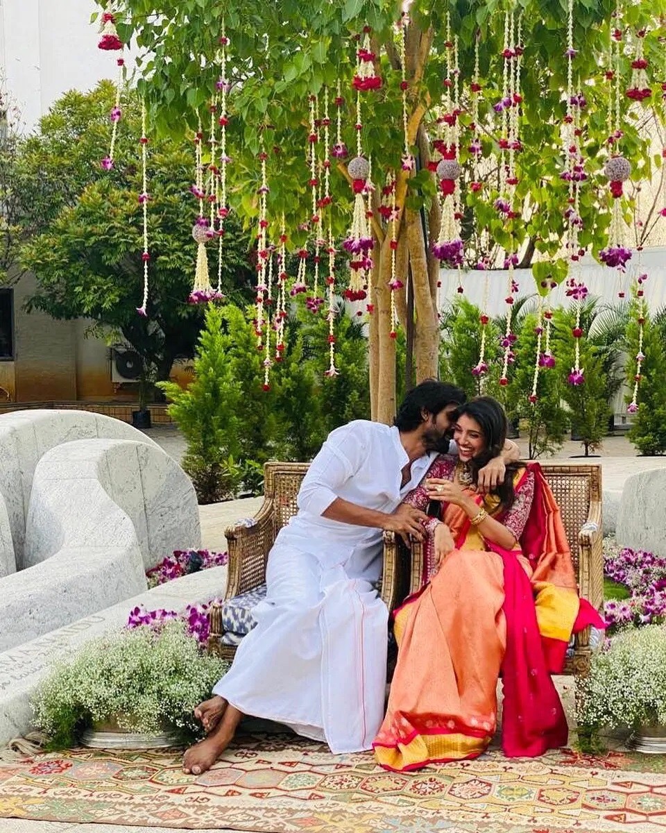 સાથે જ મિહિકાએ પણ પોતાના સગાઇની સરસ તસવીરો શેર કરતા લખ્યું કે મારું હેપ્પી પ્લેસ...વધુમાં આ ફોટોમાં રાણા મિહિકાને કિસ કરતા પણ નજરે પડે છે. જે પર મિહિકા શરમાઇને હસતી નજરે પડે છે. આ તસવીરમાં તેમની કેમેસ્ટ્રી જોવા લાયક છે. સાથે જ મિહિકાએ પણ પોતાના સગાઇની સરસ તસવીરો શેર કરતા લખ્યું કે મારું હેપ્પી પ્લેસ...વધુમાં આ ફોટોમાં રાણા મિહિકાને કિસ કરતા પણ નજરે પડે છે. જે પર મિહિકા શરમાઇને હસતી નજરે પડે છે. આ તસવીરમાં તેમની કેમેસ્ટ્રી જોવા લાયક છે.
