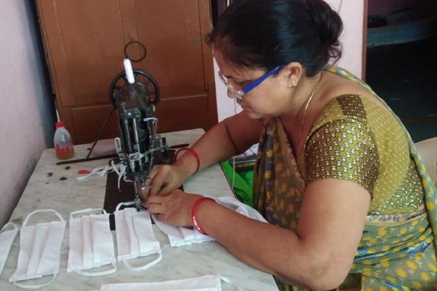આજે સમગ્ર વિશ્વ COVID-19 કોરોના વાયરસ સામે લડી રહ્યું છે, ત્યારે કોરોનાનું સંક્રમણ ફેલાતું અટકાવવા માસ્ક અને સેનિટાઇઝર રોજિંદી આવશ્યકતા બની ગયા છે. આવા સમયે સાબરકાંઠા જિલ્લાની 266 ગ્રામ પંચાયતો અને અન્ય સંસ્થાઓના સહયોગથી જિલ્લામાં કાર્યરત્ વિવિધ સખીમંડળો અને સ્વસહાય જૂથની બહેનો દ્વારા આત્મનિર્ભરતાની દિશામાં એક પગલું આગળ વધીને માસ્ક ઉત્પાદનનું કામ હાથ ધરવામાં આવ્યું છે. આજે સમગ્ર વિશ્વ COVID-19 કોરોના વાયરસ સામે લડી રહ્યું છે, ત્યારે કોરોનાનું સંક્રમણ ફેલાતું અટકાવવા માસ્ક અને સેનિટાઇઝર રોજિંદી આવશ્યકતા બની ગયા છે. આવા સમયે સાબરકાંઠા જિલ્લાની 266 ગ્રામ પંચાયતો અને અન્ય સંસ્થાઓના સહયોગથી જિલ્લામાં કાર્યરત્ વિવિધ સખીમંડળો અને સ્વસહાય જૂથની બહેનો દ્વારા આત્મનિર્ભરતાની દિશામાં એક પગલું આગળ વધીને માસ્ક ઉત્પાદનનું કામ હાથ ધરવામાં આવ્યું છે.