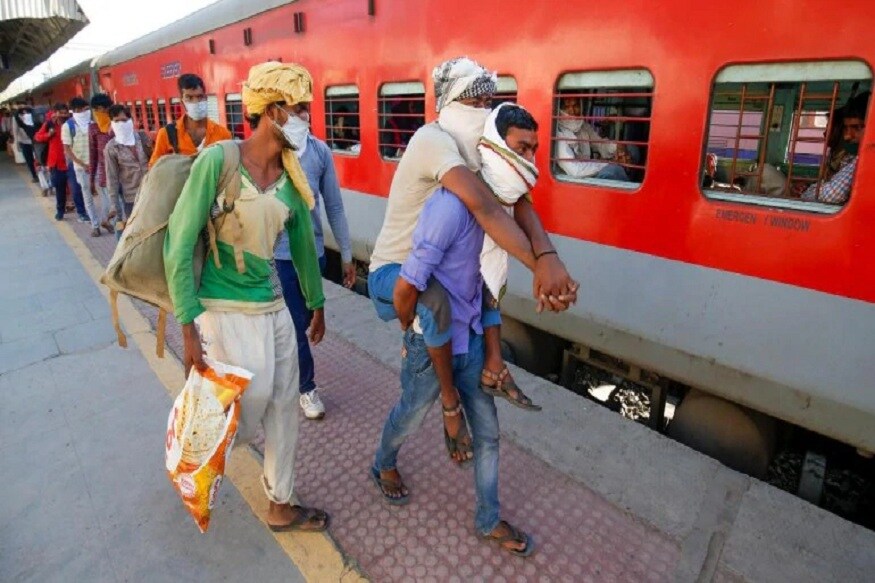 ટ્રેન યાત્રા દરમિયાન લાંબી મુસાફરી કરવાની હોય છે, એવામાં કોરોના વાયરસથી બચાવ માટે સુરક્ષાની અનેક પદ્ધતિઓ અપનાવવી જરૂરી છે. ટ્રેન મુસાફરી દરમિયાન આપને શું સાવધાની રાખવી જોઈએ, આ વિશે ચાલો વિગતે જાણીએ... ટ્રેન યાત્રા દરમિયાન લાંબી મુસાફરી કરવાની હોય છે, એવામાં કોરોના વાયરસથી બચાવ માટે સુરક્ષાની અનેક પદ્ધતિઓ અપનાવવી જરૂરી છે. ટ્રેન મુસાફરી દરમિયાન આપને શું સાવધાની રાખવી જોઈએ, આ વિશે ચાલો વિગતે જાણીએ...