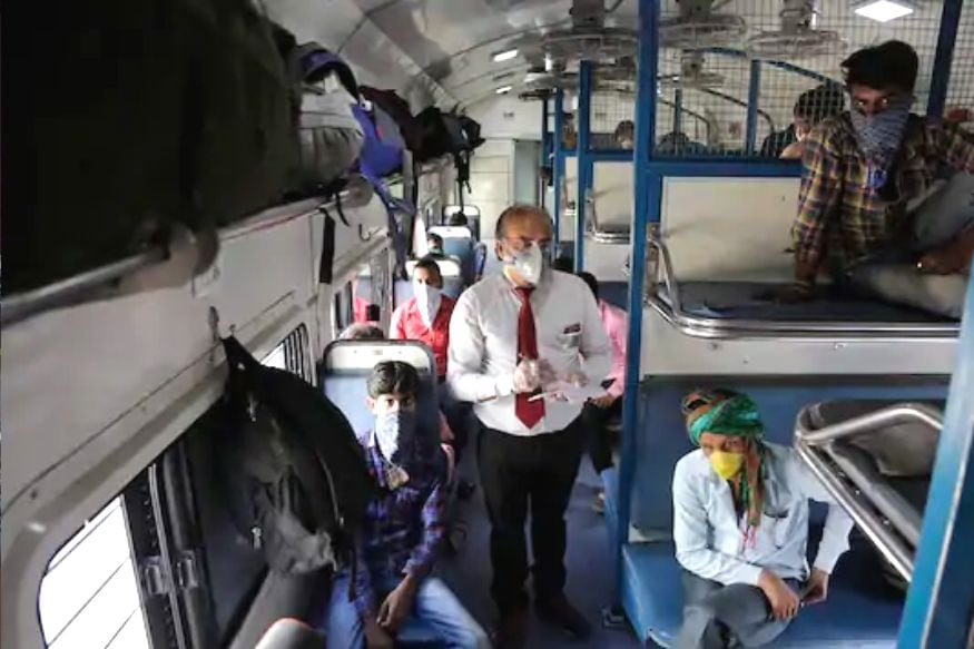 નવી દિલ્હીઃ ભારતીય રેલવે (Indian Railways)એ રવિવારે કહ્યું કે લૉકડાઉન (Lockdown 4.0)ના ચોથા ચરણ દરમિયાન શ્રમિક સ્પેશલ ટ્રેનો (Shramik Special Train), અન્ય વિશેષ ટ્રેનો, પાર્સલ સેવાઓ અને માલગાડીઓ (Goods Trains)નું જ સંચાલન કરવામાં આવશે. સરકારે ચોથા ચરણમાં લૉકડાઉનને 31 મે સુધી લંબાવી દીધું છે. નવી દિલ્હીઃ ભારતીય રેલવે (Indian Railways)એ રવિવારે કહ્યું કે લૉકડાઉન (Lockdown 4.0)ના ચોથા ચરણ દરમિયાન શ્રમિક સ્પેશલ ટ્રેનો (Shramik Special Train), અન્ય વિશેષ ટ્રેનો, પાર્સલ સેવાઓ અને માલગાડીઓ (Goods Trains)નું જ સંચાલન કરવામાં આવશે. સરકારે ચોથા ચરણમાં લૉકડાઉનને 31 મે સુધી લંબાવી દીધું છે.