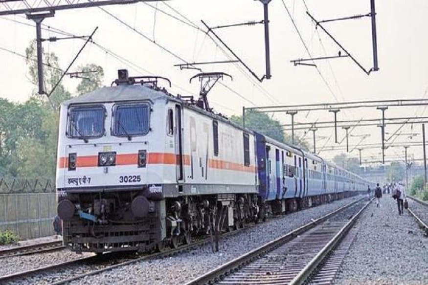 નવી દિલ્હીઃ ભારતીય રેલવે (Indian Railway)એ લોકડાઉનમાં ચલાવવામાં આવતી સ્પેશિયલ ટ્રેનો માટે નવો નિયમ રજૂ કરવામાં આવ્યા છે. આ પ્રમાણે સ્પેશિયલ ટ્રેનથી સફર કરનારા મુસાફરોને પોતાની બધી જ જાણકારી આપવાની રહેશે. ટ્રેનમાં TTE મુસાફરોની આ માહિતી લખશે. આ માટે રેલવેએ એક શીટ આપી છે. જે શીટમાં TTEને યાત્રીનું નામ, એડ્રેસ, મોબાઈલ નંબર, ક્યાં જઈ રહ્યા છે. જેવી જાણકારી કાગળ ઉપર લખવાની રહેશે. (પ્રતિકાત્મક તસવીર) નવી દિલ્હીઃ ભારતીય રેલવે (Indian Railway)એ લોકડાઉનમાં ચલાવવામાં આવતી સ્પેશિયલ ટ્રેનો માટે નવો નિયમ રજૂ કરવામાં આવ્યા છે. આ પ્રમાણે સ્પેશિયલ ટ્રેનથી સફર કરનારા મુસાફરોને પોતાની બધી જ જાણકારી આપવાની રહેશે. ટ્રેનમાં TTE મુસાફરોની આ માહિતી લખશે. આ માટે રેલવેએ એક શીટ આપી છે. જે શીટમાં TTEને યાત્રીનું નામ, એડ્રેસ, મોબાઈલ નંબર, ક્યાં જઈ રહ્યા છે. જેવી જાણકારી કાગળ ઉપર લખવાની રહેશે. (પ્રતિકાત્મક તસવીર)