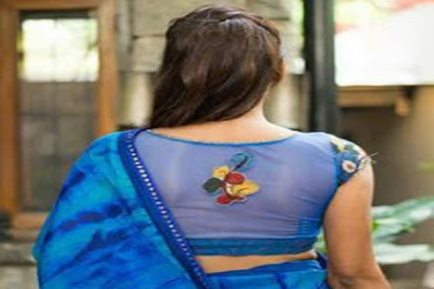 મળતી માહિતી પ્રમાણે નવાબગંજ પોલીસ સ્ટેશન વિસ્તારમાં રવિવારે સવારે ઉંઘમાંથી જાગેલા પતિએ પત્નીને દોસ્ત સાથે આપત્તિજનક હાલતમમાં જોઈ ગયો હતો. જોકે પતિને જોઈને દોસ્ત ભાગી ગયો હતો પરંતુ ગુસ્સે ભરાયેલા પતિએ પત્નીને માર માર્યા બાદ ચપ્પા વડે હુમલો કરી નાક કાપી નાંખ્યું હતું. ઝઘડાનો અવાજ સાંભળીને પડોશીઓ આવી પહોંચ્યા હતા અને પત્નીને હોસ્પિટલ પહોંચાડી હતી. (પ્રતિકાત્મક તસવીર) મળતી માહિતી પ્રમાણે નવાબગંજ પોલીસ સ્ટેશન વિસ્તારમાં રવિવારે સવારે ઉંઘમાંથી જાગેલા પતિએ પત્નીને દોસ્ત સાથે આપત્તિજનક હાલતમમાં જોઈ ગયો હતો. જોકે પતિને જોઈને દોસ્ત ભાગી ગયો હતો પરંતુ ગુસ્સે ભરાયેલા પતિએ પત્નીને માર માર્યા બાદ ચપ્પા વડે હુમલો કરી નાક કાપી નાંખ્યું હતું. ઝઘડાનો અવાજ સાંભળીને પડોશીઓ આવી પહોંચ્યા હતા અને પત્નીને હોસ્પિટલ પહોંચાડી હતી. (પ્રતિકાત્મક તસવીર)