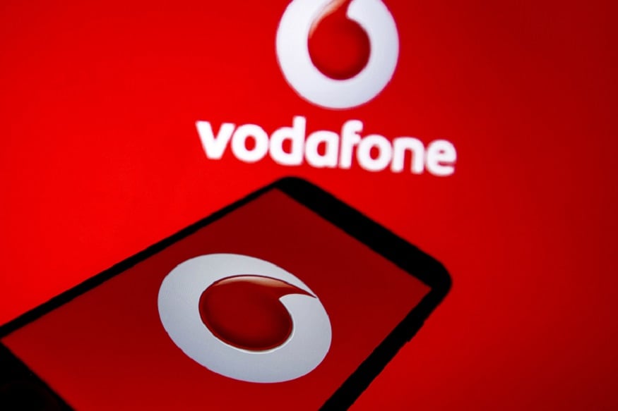 મુંબઈઃ વોડાફોન (Vodafone)એ પોતાના ખૂબ પ્રચલિત પ્લાનની કિંમત વધારતાં ગ્રાહકોને મોટો આંચકો આપ્યો છે. મૂળે, વોડાફોને પોતાનો પોપ્યૂલર પ્રીમિયમ પ્લાન RedX પોસ્ટપેડ પ્લાનની કિંમત વધારી દીધી છે. પહેલા કંપનીના આ પ્લાન માટે ગ્રાહકોને 999 રૂપિયા આપવા પડતા હતા, પરંતુ કિંમત વધ્યા બાદ હવે 1,099 રૂપિયા ચૂકવવા પડશે. વોડાફોનનો આ પ્રીમિયમ પ્લાન ઝડપી ડેટા સ્પીડની સાથે પ્રાયોરિટી 4G નેટવર્ક આપવાનો વાયદો કરે છે. જોકે વોડાફોને તેમાં મળનારા ફાયદામાં કોઈ ફેરફાર નથી કર્યો. મુંબઈઃ વોડાફોન (Vodafone)એ પોતાના ખૂબ પ્રચલિત પ્લાનની કિંમત વધારતાં ગ્રાહકોને મોટો આંચકો આપ્યો છે. મૂળે, વોડાફોને પોતાનો પોપ્યૂલર પ્રીમિયમ પ્લાન RedX પોસ્ટપેડ પ્લાનની કિંમત વધારી દીધી છે. પહેલા કંપનીના આ પ્લાન માટે ગ્રાહકોને 999 રૂપિયા આપવા પડતા હતા, પરંતુ કિંમત વધ્યા બાદ હવે 1,099 રૂપિયા ચૂકવવા પડશે. વોડાફોનનો આ પ્રીમિયમ પ્લાન ઝડપી ડેટા સ્પીડની સાથે પ્રાયોરિટી 4G નેટવર્ક આપવાનો વાયદો કરે છે. જોકે વોડાફોને તેમાં મળનારા ફાયદામાં કોઈ ફેરફાર નથી કર્યો.