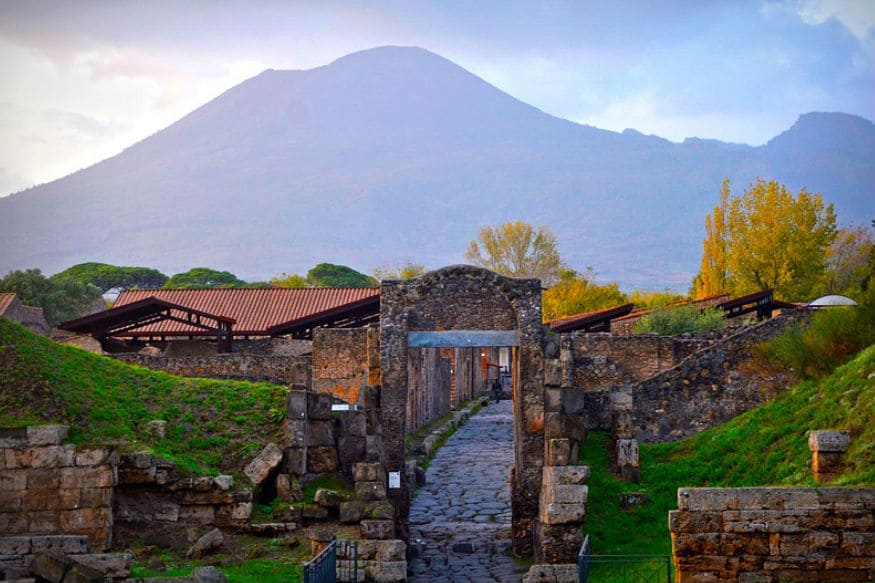 જ્વાળામુખીને કારણે શહેર બરબાદ થયું : Mount Vesuvius નામનો જ્વાળામુખી નેપલ્સ ખાડી સ્થિત છે. આ જ્વાળામુખી અત્યારસુધી 50 વખત ફાટી ચૂક્યો છે. પરંતુ સૌથી ખતરનાક વિસ્ફોટ આજથી લગભગ 1900 વર્ષ પહેલા 79 A.Dમાં થયો હતો. જે બાદમાં જ્વાળામુખીમાંથી નીકળેલો લાવા નદીની જેમ શહેર તરફ આગળ વધ્યો હતો. ગરમી એટલી વધી ગઈ હતી કે લોકોનું લોહી ઊકળવા લાગ્યું હતું અને ટપોટપ મોત થવા લાગ્યા હતા. જે બાદમાં શહેર વેરાન થઈ ગયું હતું. જ્યારે આ શહેરની શોધ કરવામાં આવી ત્યારે માલુમ પડ્યું હતું કે લોકો જેમની તેમ સ્થિતિમાં પડ્યા હતા. એક બાળકે બેસવાની સ્થિતિમાં જ દમ તોડી દીધો હતો. એટલે કે લાવાની ઝડપ એટલી હતી કે લોકોને કંઈ કરવાનો મોકો પણ મળ્યો ન હતો. જ્વાળામુખીને કારણે શહેર બરબાદ થયું : Mount Vesuvius નામનો જ્વાળામુખી નેપલ્સ ખાડી સ્થિત છે. આ જ્વાળામુખી અત્યારસુધી 50 વખત ફાટી ચૂક્યો છે. પરંતુ સૌથી ખતરનાક વિસ્ફોટ આજથી લગભગ 1900 વર્ષ પહેલા 79 A.Dમાં થયો હતો. જે બાદમાં જ્વાળામુખીમાંથી નીકળેલો લાવા નદીની જેમ શહેર તરફ આગળ વધ્યો હતો. ગરમી એટલી વધી ગઈ હતી કે લોકોનું લોહી ઊકળવા લાગ્યું હતું અને ટપોટપ મોત થવા લાગ્યા હતા. જે બાદમાં શહેર વેરાન થઈ ગયું હતું. જ્યારે આ શહેરની શોધ કરવામાં આવી ત્યારે માલુમ પડ્યું હતું કે લોકો જેમની તેમ સ્થિતિમાં પડ્યા હતા. એક બાળકે બેસવાની સ્થિતિમાં જ દમ તોડી દીધો હતો. એટલે કે લાવાની ઝડપ એટલી હતી કે લોકોને કંઈ કરવાનો મોકો પણ મળ્યો ન હતો.