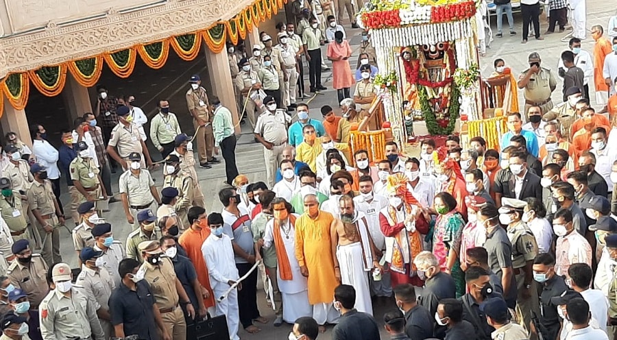 રથયાત્રા માટે 14 હાથીઓને મંદિર પરિસરમાં લાવવામાં આવ્યાં છે. સવારે પહેલા ભગવાન જગન્નાથને રથમાં બિરાજમાન કરવામાં આવ્યા છે. ત્યારબાદ બહેન સુભદ્રાજીને તથા ભાઈ બલરામને રથમાં બિરાજમાન કરવામા આવ્યા છે. (તસવીર- દીપિકા ખુમાણ) રથયાત્રા માટે 14 હાથીઓને મંદિર પરિસરમાં લાવવામાં આવ્યાં છે. સવારે પહેલા ભગવાન જગન્નાથને રથમાં બિરાજમાન કરવામાં આવ્યા છે. ત્યારબાદ બહેન સુભદ્રાજીને તથા ભાઈ બલરામને રથમાં બિરાજમાન કરવામા આવ્યા છે. (તસવીર- દીપિકા ખુમાણ)