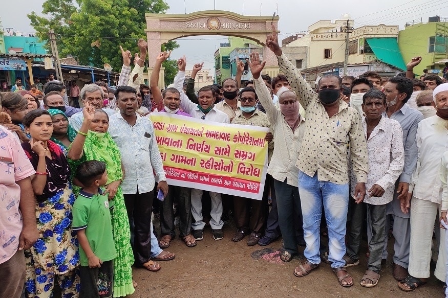 મયૂર માંકડિયા, અમદાવાદ : અમદાવાદ શહેર નજીક આવેલા કઠવાડા ગામમાં ગ્રામજનોનોએ આજે રાજ્ય સરકર અને અમદાવાદ મ્યુનિસિપલ કોર્પોરેશનનો જોરદાર વિરોધ કર્યો હતો. ગામના લોકોએ પોસ્ટરો સાથે અમદાવાદ મ્યુ કોર્પોરેશનનો વ્યાપ વધારવાનો મામલે લેવાયેલા નિર્ણયનો વિરોધ કર્યો છે. મયૂર માંકડિયા, અમદાવાદ : અમદાવાદ શહેર નજીક આવેલા કઠવાડા ગામમાં ગ્રામજનોનોએ આજે રાજ્ય સરકર અને અમદાવાદ મ્યુનિસિપલ કોર્પોરેશનનો જોરદાર વિરોધ કર્યો હતો. ગામના લોકોએ પોસ્ટરો સાથે અમદાવાદ મ્યુ કોર્પોરેશનનો વ્યાપ વધારવાનો મામલે લેવાયેલા નિર્ણયનો વિરોધ કર્યો છે.