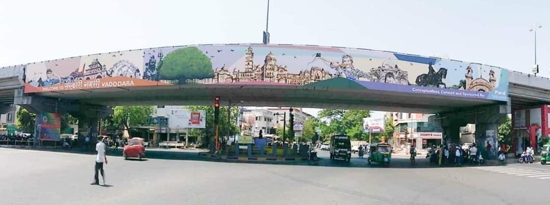 શહેરનાં અમિત નગર ઓવરબ્રિજના પ્રવાસી વાહનોની બરોબર સામે આવતા પડખા પર જિલ્લા કલેકટર પ્રેરણાથી પારુલ યુનિવર્સિટીની ફેકલ્ટી ઓફ આર્કિટેકચરના કલાધર વિદ્યાર્થીઓ દ્વારા એક 1500 ફૂટનું વિશાળ ચિત્ર બનાવ્યુ છે. શહેરનાં અમિત નગર ઓવરબ્રિજના પ્રવાસી વાહનોની બરોબર સામે આવતા પડખા પર જિલ્લા કલેકટર પ્રેરણાથી પારુલ યુનિવર્સિટીની ફેકલ્ટી ઓફ આર્કિટેકચરના કલાધર વિદ્યાર્થીઓ દ્વારા એક 1500 ફૂટનું વિશાળ ચિત્ર બનાવ્યુ છે.
