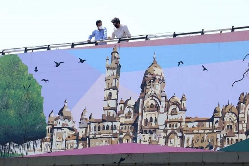 મયૂર માંકડિયા, વડોદરા : વડોદરા શહેરની કલા અને સંસ્કૃતિના નગર તરીકેની ઓળખમાં એક નવું પીછુ ઉમેરાય તે માટે પારૂલ યુનિવર્સિટીનાં વિદ્યાર્થીઓએ 1500 ફૂટનું વિશાળ કલાત્મક ચિત્ર બનાવ્યું છે. મયૂર માંકડિયા, વડોદરા : વડોદરા શહેરની કલા અને સંસ્કૃતિના નગર તરીકેની ઓળખમાં એક નવું પીછુ ઉમેરાય તે માટે પારૂલ યુનિવર્સિટીનાં વિદ્યાર્થીઓએ 1500 ફૂટનું વિશાળ કલાત્મક ચિત્ર બનાવ્યું છે.