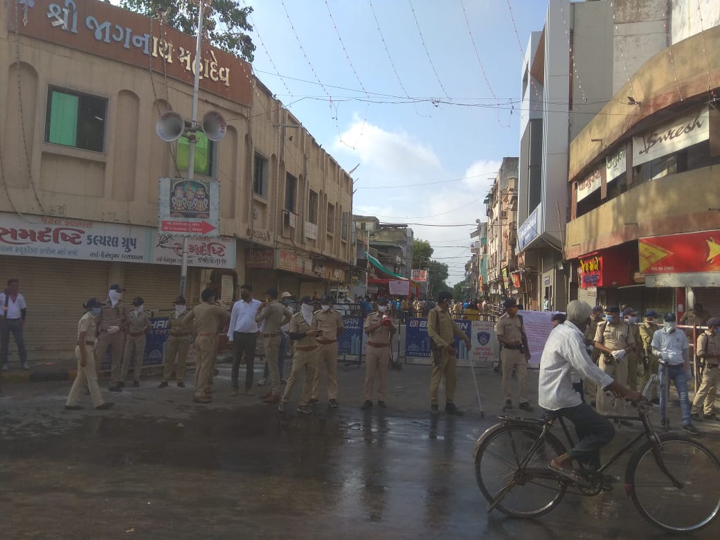 મહત્વનું છે કે, થોડા દિવસ પહેલા આ વર્ષે મામેરાની સાથે ભગવાનને 125 કિલોની કેરીનો મનોરથ પણ કરાવામાં આવ્યો હતો. ભગવાનના મામેરામાં વસ્ત્રો-દાગીના-સુભદ્રાજીની સાડી પાર્વતી શણગાર વગેરે વસ્તુ મૂકવામાં આવ્યાં હતાં. આ વખતે ભગવાનને સફેદ કલરના મોરની પ્રતિકૃતી વાળા વાઘા ભેટ કરાયા હતા. તો બેન સુભદ્રાને હાસડી સાથે મા પાર્વતીનો શણગાર તૈયાર કરાયો હતો. (તસવીર- સંજય ટાંક) મહત્વનું છે કે, થોડા દિવસ પહેલા આ વર્ષે મામેરાની સાથે ભગવાનને 125 કિલોની કેરીનો મનોરથ પણ કરાવામાં આવ્યો હતો. ભગવાનના મામેરામાં વસ્ત્રો-દાગીના-સુભદ્રાજીની સાડી પાર્વતી શણગાર વગેરે વસ્તુ મૂકવામાં આવ્યાં હતાં. આ વખતે ભગવાનને સફેદ કલરના મોરની પ્રતિકૃતી વાળા વાઘા ભેટ કરાયા હતા. તો બેન સુભદ્રાને હાસડી સાથે મા પાર્વતીનો શણગાર તૈયાર કરાયો હતો. (તસવીર- સંજય ટાંક)