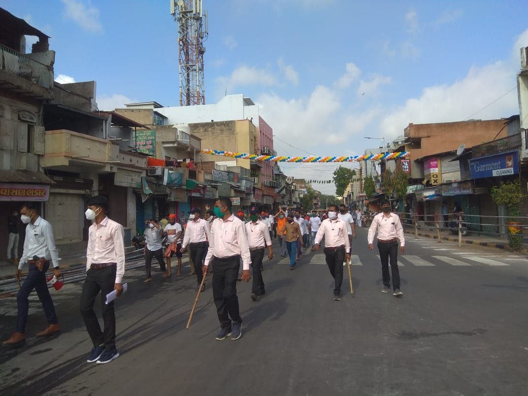 આ અંગે સરસપુર રણછોડરાયજી મંદિરના ઉમંગ પટેલે જણાવ્યું કે, 'કોરોનાના કેરને લીધે હાલ જે સ્થિતિ સર્જાઇ છે તેના કારણે ભક્તો આ વર્ષે મામેરાના દર્શનનો લાભ લઇ શકશે નથી.પરંતુ ભક્તોને ટીવીના માધ્યમથી જ મામેરાના દર્શનનો લ્હાવો લીધો. આ વખતે કોઇ વ્યક્તિગત દ્વારા નહીં પણ સમગ્ર સરસપુર ગામ દ્વારા મામેરાની યજમાની કરવામાં આવેલી છે. (તસવીર- સંજય ટાંક) આ અંગે સરસપુર રણછોડરાયજી મંદિરના ઉમંગ પટેલે જણાવ્યું કે, 'કોરોનાના કેરને લીધે હાલ જે સ્થિતિ સર્જાઇ છે તેના કારણે ભક્તો આ વર્ષે મામેરાના દર્શનનો લાભ લઇ શકશે નથી.પરંતુ ભક્તોને ટીવીના માધ્યમથી જ મામેરાના દર્શનનો લ્હાવો લીધો. આ વખતે કોઇ વ્યક્તિગત દ્વારા નહીં પણ સમગ્ર સરસપુર ગામ દ્વારા મામેરાની યજમાની કરવામાં આવેલી છે. (તસવીર- સંજય ટાંક)