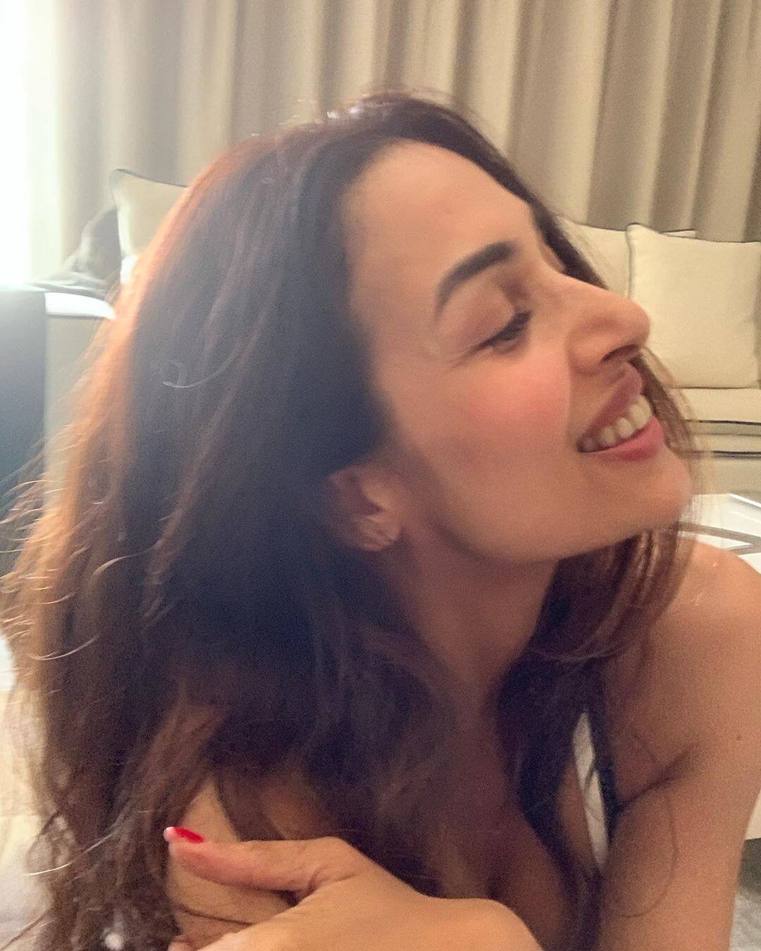  અર્જુન કપૂર એના ખાનગી જીવનની ચર્ચા જાહેરમાં કોઈ દિવસ નથી કરતો. એની લેટેસ્ટ ગર્લફ્રેન્ડ મલાઈકા અરોરા ઉમરમાં એના કરતા સારી એવી મોટી છે. આ રીલેશનશિપે બોલીવુડમાં પણ ચકચાર જગાડી હતી. કારણ કે મલાઈકા એ એક્સ ખાન હતી. મલાઈકાને ગર્લફ્રેન્ડ બનાવીને એણે સલમાનની ખફગી વહોરી લીધી હતી.