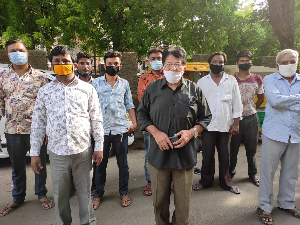 ઓટોરીક્ષા ચાલકોને એવું પણ કહેવું છે કે, નાયબ મુખ્યમંત્રી દ્વારા એમ પણ જણાવવામાં આવ્યું હતું કે, તેઓએ ગરીબ ઓટો રીક્ષાચાલક બીપીએલ માં આવતા હોય તેમને સરકાર દ્વારા એક મહિનાનું રાશન અને 1000 રૂપિયા આપવામાં આવ્યા છે જે બાબત વાહિયાત અને ગેરજવાબદાર નિવેદન હોય આ પ્રકારની સરકારની સતત અવગણના ભરી નિતી ઓટોરીક્ષા ચાલકો માટે અસહનીય હોય અમદાવાદના ઓટો રીક્ષા ચાલકોએ તારીખ 7 જુલાઈ 2020 ના રોજ વિરોધ દર્શાવવા માટે એક દિવસની પ્રતિક હડતાલનું હથિયાર ઉગામ્યું છે. ઓટોરીક્ષા ચાલકોને એવું પણ કહેવું છે કે, નાયબ મુખ્યમંત્રી દ્વારા એમ પણ જણાવવામાં આવ્યું હતું કે, તેઓએ ગરીબ ઓટો રીક્ષાચાલક બીપીએલ માં આવતા હોય તેમને સરકાર દ્વારા એક મહિનાનું રાશન અને 1000 રૂપિયા આપવામાં આવ્યા છે જે બાબત વાહિયાત અને ગેરજવાબદાર નિવેદન હોય આ પ્રકારની સરકારની સતત અવગણના ભરી નિતી ઓટોરીક્ષા ચાલકો માટે અસહનીય હોય અમદાવાદના ઓટો રીક્ષા ચાલકોએ તારીખ 7 જુલાઈ 2020 ના રોજ વિરોધ દર્શાવવા માટે એક દિવસની પ્રતિક હડતાલનું હથિયાર ઉગામ્યું છે.