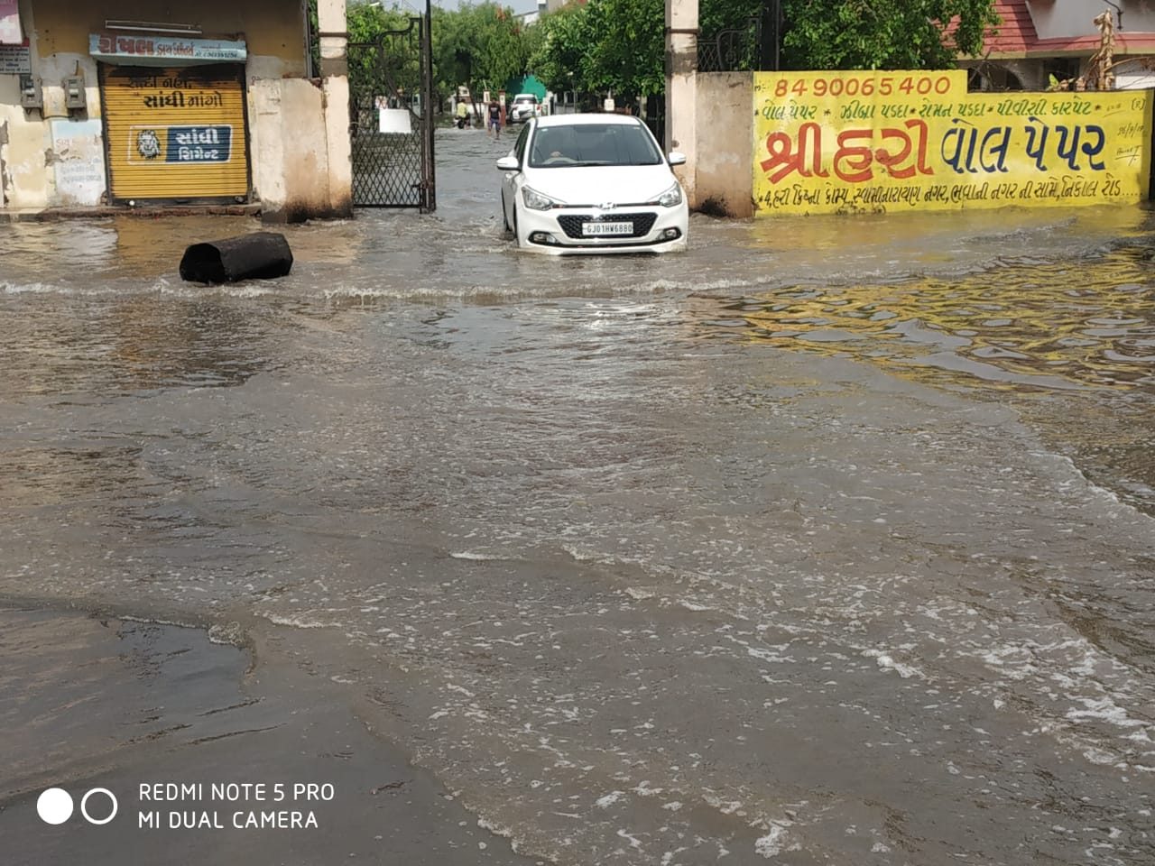 અમદાવાદ શહેરની અનેક સોસાયટીઓની બહાર આવી રીતે પાણી ભરાઈ ગયા હતા. શહેરમાં 2.5 ઇંચ વરસાદના કારણે પાણીનો દરિયા ઉભરાયો છે. દર વર્ષે પાલિકા પ્રિમોનસૂન પ્લાન બનાવે છે જેને પ્રથમ વરસાદ ધોઈ નાખે છે. અમદાવાદ શહેરની અનેક સોસાયટીઓની બહાર આવી રીતે પાણી ભરાઈ ગયા હતા. શહેરમાં 2.5 ઇંચ વરસાદના કારણે પાણીનો દરિયા ઉભરાયો છે. દર વર્ષે પાલિકા પ્રિમોનસૂન પ્લાન બનાવે છે જેને પ્રથમ વરસાદ ધોઈ નાખે છે.