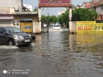 અમદાવાદ શહેરના પૂર્વઝોનમાં 38 એમ.એમ, પશ્વિમ ઝોનમાં 45 એમ.એમ. ઉત્તર પશ્વિમ ઝોનમાં 42 એમ.એમ. , મધ્યઝોનમાં 55 એમ.એમ, ઉત્તર ઝોનમાં 62 એમ.એમ, દક્ષિણ ઝોનમાં 41 એમ.એમ. વરસાદ પડ્યો હતો. અમદાવાદ શહેરના પૂર્વઝોનમાં 38 એમ.એમ, પશ્વિમ ઝોનમાં 45 એમ.એમ. ઉત્તર પશ્વિમ ઝોનમાં 42 એમ.એમ. , મધ્યઝોનમાં 55 એમ.એમ, ઉત્તર ઝોનમાં 62 એમ.એમ, દક્ષિણ ઝોનમાં 41 એમ.એમ. વરસાદ પડ્યો હતો.