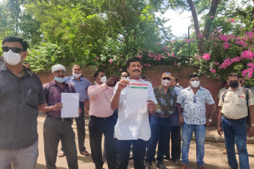 વાસણા વિસ્તારના સોરાઈ નગર કાયદેસર રીતે મકાનો છે અહીંના લોકોના કહેવા પ્રમાણે તેઓ ટેક્સ પણ ભરે છે છતાં તેમને નથી મળતી રોડ રસ્તા ની સુવિધા કે નથી મળતી લાઈટની સુવિધા. વાસણા વિસ્તારના સોરાઈ નગર કાયદેસર રીતે મકાનો છે અહીંના લોકોના કહેવા પ્રમાણે તેઓ ટેક્સ પણ ભરે છે છતાં તેમને નથી મળતી રોડ રસ્તા ની સુવિધા કે નથી મળતી લાઈટની સુવિધા.