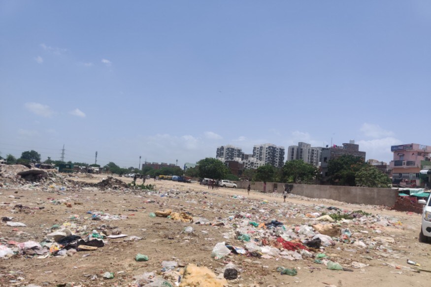 એટલું જ નથી અહીંના લોકોના કહેવા પ્રમાણે અહી કચરાની પેટી પણ નથી મૂકવામાં આવી જેને કારણે લોકો પરેશાન છે. જોવાની વાત એ છે કે અહી જ મ્યુ.કાઉન્સિલર જયશ્રી જગડીયા નું ઘર છે છતાં કોઈ એક્શન નથી લેવાયા એટલું જ નથી અહીંના લોકોના કહેવા પ્રમાણે અહી કચરાની પેટી પણ નથી મૂકવામાં આવી જેને કારણે લોકો પરેશાન છે. જોવાની વાત એ છે કે અહી જ મ્યુ.કાઉન્સિલર જયશ્રી જગડીયા નું ઘર છે છતાં કોઈ એક્શન નથી લેવાયા