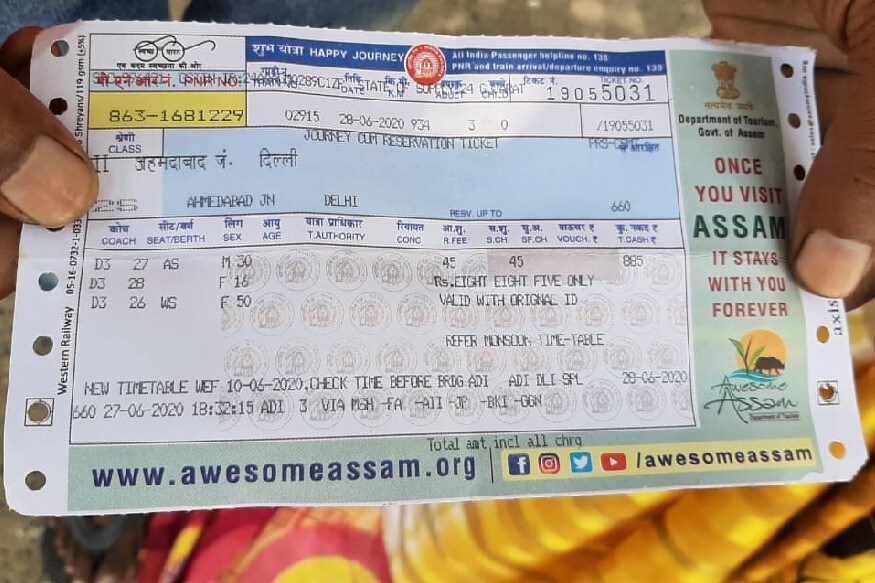 સુરતથી ચાલીને આવતા શકલદીપ અને સાથે પોતાની માતા અને બહેનના પગમાં છાલા પડી ગયા હતા. જો પોલીસ કર્મચારીઓ વ્હારે ન આવ્યા હોત તો શકલદીપે અંબાલા સુધી ચાલીને જવું પડ્યું હોત. આ રીતે શકલદીપ માટે પોલીસ ભગવાન બનીને આવી છે. સુરતથી ચાલીને આવતા શકલદીપ અને સાથે પોતાની માતા અને બહેનના પગમાં છાલા પડી ગયા હતા. જો પોલીસ કર્મચારીઓ વ્હારે ન આવ્યા હોત તો શકલદીપે અંબાલા સુધી ચાલીને જવું પડ્યું હોત. આ રીતે શકલદીપ માટે પોલીસ ભગવાન બનીને આવી છે.