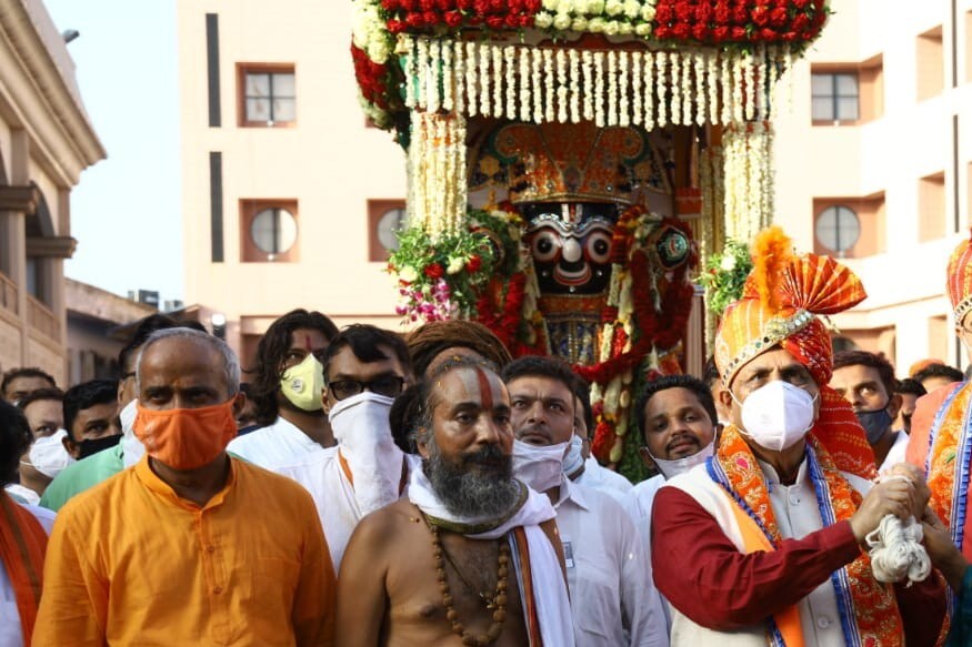 અમારી સાથે રમત રમવામાં આવી : અમદાવાદમાં જગન્નાથ રથયાત્રા ન નીકળી શકે તે મામલે બુધવારે નિવેદન આપતા મહંત દિલીપદાસજીએ જણાવ્યું કે, "આ વર્ષે ખૂબ જ દુર્ભાગ્યની વાત છે કે હું શહેરમાં ભગવાન જગન્નાથને ન લાવી શક્યો. હું તમને ભગવાનના દર્શન ન કરાવી શક્યો. મને છેક મંગળા આરતી સુધી ભરોસો આપવામાં આવ્યો હતો કે રથયાત્રા નીકળશે. એ જ ભરોસાને કારણે હું કંઈ ન કરી શક્યો. મેં ભરોસો કર્યો એટલે ભગવાનને બહાર ન લાવી શક્યો. મારા માટે આ મોટો ભરોસો હતો. જે પણ કહો પરંતુ અમારી સાથે મોટી રમત રમવામાં આવી છે. અમે આ વાત તમને કહી નથી શકતા." અમારી સાથે રમત રમવામાં આવી : અમદાવાદમાં જગન્નાથ રથયાત્રા ન નીકળી શકે તે મામલે બુધવારે નિવેદન આપતા મહંત દિલીપદાસજીએ જણાવ્યું કે, "આ વર્ષે ખૂબ જ દુર્ભાગ્યની વાત છે કે હું શહેરમાં ભગવાન જગન્નાથને ન લાવી શક્યો. હું તમને ભગવાનના દર્શન ન કરાવી શક્યો. મને છેક મંગળા આરતી સુધી ભરોસો આપવામાં આવ્યો હતો કે રથયાત્રા નીકળશે. એ જ ભરોસાને કારણે હું કંઈ ન કરી શક્યો. મેં ભરોસો કર્યો એટલે ભગવાનને બહાર ન લાવી શક્યો. મારા માટે આ મોટો ભરોસો હતો. જે પણ કહો પરંતુ અમારી સાથે મોટી રમત રમવામાં આવી છે. અમે આ વાત તમને કહી નથી શકતા."