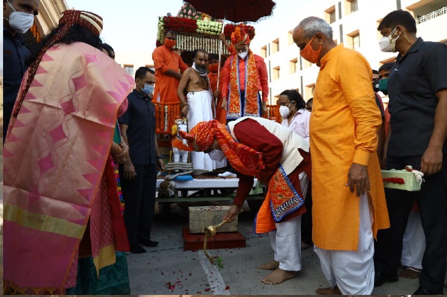 રથયાત્રા વિધિ પૂર્ણ થઈ : અમદાવાદમાં રથયાત્રા ન નીકળી શકી તે માટે સરકાર પર પ્રહાર કરતા પ્રવીણ તોગડિયાએ શહેરમાં ફરીથી રથયાત્રા કાઢવાની માંગણી કરી હતી. આ મામલે મંદિરના મહંત દિલીપદાસજીએ જણાવ્યું હતું કે, રથયાત્રાની વિધિ પૂર્ણ થઈ છે એટલે હવે રથયાત્રા કાઢવાની રહેતી નથી. રથયાત્રા વિધિ પૂર્ણ થઈ : અમદાવાદમાં રથયાત્રા ન નીકળી શકી તે માટે સરકાર પર પ્રહાર કરતા પ્રવીણ તોગડિયાએ શહેરમાં ફરીથી રથયાત્રા કાઢવાની માંગણી કરી હતી. આ મામલે મંદિરના મહંત દિલીપદાસજીએ જણાવ્યું હતું કે, રથયાત્રાની વિધિ પૂર્ણ થઈ છે એટલે હવે રથયાત્રા કાઢવાની રહેતી નથી.