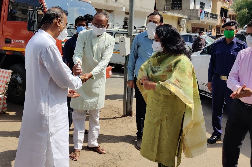 આવા સમયે અમદાવાદ મહાનગરપાલિકા દ્વારા શહેરીજનોને તુલસીના રોપાનું વિતરણ કરવાનું આયોજન કરવામાં આવ્યું હતું. આ કાર્યક્રમનું આયોજન શુક્રવારે નારણપુરાના મંગલમૂર્તિ એપાર્ટમેન્ટ ખાતે કરવામાં આવ્યું હતું. જે કાર્યક્રમમાં અમદાવાદ શહેરના મેયર બિજલબેન પટેલ ઉપસ્થિત રહ્યા હતા. જોકે આ ફ્લેટને એએમસી દ્વારા માઈક્રો કન્ટેનમેન્ટ ઝોન જાહેર કરવામાં આવ્યો હોવા છતાં અહીં કાર્યક્રમ રાખવામાં આવ્યો હતો. આવા સમયે અમદાવાદ મહાનગરપાલિકા દ્વારા શહેરીજનોને તુલસીના રોપાનું વિતરણ કરવાનું આયોજન કરવામાં આવ્યું હતું. આ કાર્યક્રમનું આયોજન શુક્રવારે નારણપુરાના મંગલમૂર્તિ એપાર્ટમેન્ટ ખાતે કરવામાં આવ્યું હતું. જે કાર્યક્રમમાં અમદાવાદ શહેરના મેયર બિજલબેન પટેલ ઉપસ્થિત રહ્યા હતા. જોકે આ ફ્લેટને એએમસી દ્વારા માઈક્રો કન્ટેનમેન્ટ ઝોન જાહેર કરવામાં આવ્યો હોવા છતાં અહીં કાર્યક્રમ રાખવામાં આવ્યો હતો.
