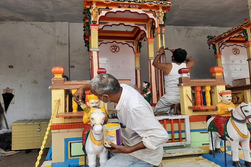 અમદાવાદ જગન્નાથ મંદિરના મહંત દિલીપદાસએ ન્યૂઝ18 ગુજરાતી સાથે વાત કરતા જણાવ્યું હતું, કે કોરોના મહામારી (corona pandemic) વચ્ચે 143મી ભગવાન જગન્નાથજીની રથયાત્રા નીકળશે.જેની તૈયારીઓ શરૂ કરવામાં આવી છે રથનું સમારકામ અને કલર કામ શરૂ કરાયું છે. પણ રથયાત્રા કેવી રીતે નીકળશે તેની સરકાર સાથેની બેઠક બાદ નક્કી કરાશે. અને સરકાર જે સૂચના આપશે તેનું પાલન કરાશે. અમદાવાદ જગન્નાથ મંદિરના મહંત દિલીપદાસએ ન્યૂઝ18 ગુજરાતી સાથે વાત કરતા જણાવ્યું હતું, કે કોરોના મહામારી (corona pandemic) વચ્ચે 143મી ભગવાન જગન્નાથજીની રથયાત્રા નીકળશે.જેની તૈયારીઓ શરૂ કરવામાં આવી છે રથનું સમારકામ અને કલર કામ શરૂ કરાયું છે. પણ રથયાત્રા કેવી રીતે નીકળશે તેની સરકાર સાથેની બેઠક બાદ નક્કી કરાશે. અને સરકાર જે સૂચના આપશે તેનું પાલન કરાશે.