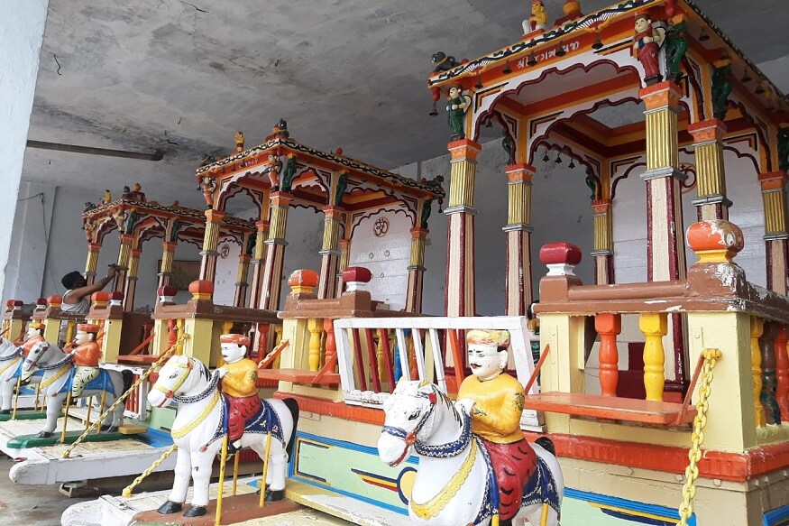 ભગવાન જગન્નાથની રથયાત્રા (Jagannath Rathyatra) એટલે એવો પ્રસંગ કે તમામ લોકો આતુરતાથી રાહ જોતા હોય છે. પરંતુ કોરોનાના કહેર વચ્ચે સરકારની ગાઈડલાઈન (Guideline) પ્રમાણે રથયાત્રા નીકળશે. ભગવાન જગન્નાથ અષાઢી બીજના ભક્તોને દર્શન દેવા માટે નગરચર્યાએ નીકળશે. મહિનાઓ પહેલા રજયાત્રાની તૈયારીઓ શરૂ થઈ જાય છે. ચાલુ વર્ષ કોરોનાનો કહેર છે.અને કોરોનાં કહેર વચ્ચે રથયાત્રા નીકળવાની છે. જેની તૈયારીઓ શરૂ કરી છે. (વિભુ પટેલ, અમદાવાદ) ભગવાન જગન્નાથની રથયાત્રા (Jagannath Rathyatra) એટલે એવો પ્રસંગ કે તમામ લોકો આતુરતાથી રાહ જોતા હોય છે. પરંતુ કોરોનાના કહેર વચ્ચે સરકારની ગાઈડલાઈન (Guideline) પ્રમાણે રથયાત્રા નીકળશે. ભગવાન જગન્નાથ અષાઢી બીજના ભક્તોને દર્શન દેવા માટે નગરચર્યાએ નીકળશે. મહિનાઓ પહેલા રજયાત્રાની તૈયારીઓ શરૂ થઈ જાય છે. ચાલુ વર્ષ કોરોનાનો કહેર છે.અને કોરોનાં કહેર વચ્ચે રથયાત્રા નીકળવાની છે. જેની તૈયારીઓ શરૂ કરી છે. (વિભુ પટેલ, અમદાવાદ)