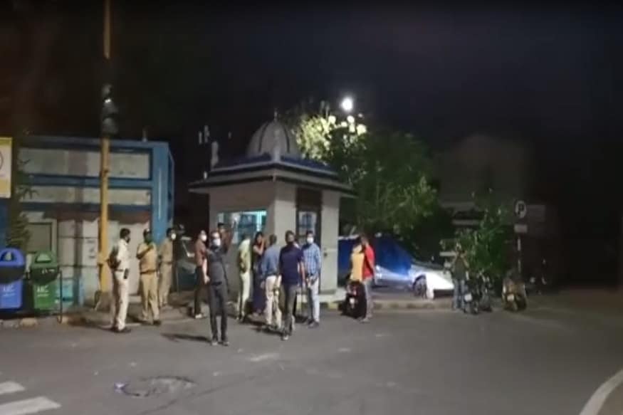 શહેર ના દિલ્હી દરવાજા પૈસા ની લેતી દેતી માં નીતુ દે સોનિયા દે એ ફાયરિંગ કર્યું છે. નીતુ દે એ રાજુ નામના વ્યક્તિ ને બુમ પાડી ઘર ની બહાર પર આવવા માટે કહી ને ફાયરિંગ કર્યું હતું. શાહપુર માં રહેતા રાજુદ્દીન કુરેશી એ પોલીસ ફરિયાદ આપી છે કે ગુરૂવારે મોદી રાત્રે તે ઘરે ની નીચે ઊભા હતા તે દરમિયાન દિલ્હી ચકલા તરફથી એક કારમાં નીતુ દે બે થી ત્રણ વ્યક્તિઓ સાથે આવીને રાજુને રોડ પર આવવા માટે કહ્યું હતું અને હવામાં ફાયરિંગ કરીને ત્યાંથી જતા રહ્યા હતા. શહેર ના દિલ્હી દરવાજા પૈસા ની લેતી દેતી માં નીતુ દે સોનિયા દે એ ફાયરિંગ કર્યું છે. નીતુ દે એ રાજુ નામના વ્યક્તિ ને બુમ પાડી ઘર ની બહાર પર આવવા માટે કહી ને ફાયરિંગ કર્યું હતું. શાહપુર માં રહેતા રાજુદ્દીન કુરેશી એ પોલીસ ફરિયાદ આપી છે કે ગુરૂવારે મોદી રાત્રે તે ઘરે ની નીચે ઊભા હતા તે દરમિયાન દિલ્હી ચકલા તરફથી એક કારમાં નીતુ દે બે થી ત્રણ વ્યક્તિઓ સાથે આવીને રાજુને રોડ પર આવવા માટે કહ્યું હતું અને હવામાં ફાયરિંગ કરીને ત્યાંથી જતા રહ્યા હતા.
