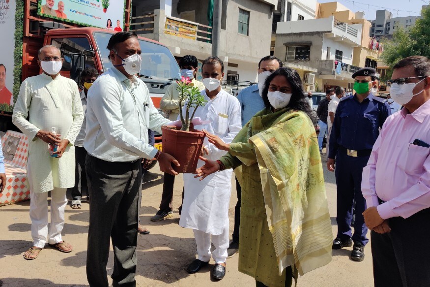 હર્મેશ સુખડિયા, અમદાવાદ : પ્રસિદ્ધિની ભૂખ તો નેતાઓમાં જોવા મળતી જ હોય છે. કોઈ નેતાઓ વિવાદ સર્જીને પ્રસિદ્ધિ મેળવતા હોય છે તો કેટલાક લોકો સકારાત્મક કામ કરીને પ્રસિદ્ધિ મેળવતા હોય છે. આવો જ એક કિસ્સો અમદાવાદ શહેર (Ahmedabad City)માં જોવા મળ્યો હતો. નારણપુરામાં માઈક્રો કન્ટેનમેન્ટ ઝોન (Micro Containment Zone) જાહેર કરેલા એક ફ્લેટમાં મેયર બીજલબેન પટેલ (Ahmedabad Mayor Bijal Patel) દ્વારા કાર્યક્રમ યોજવામાં આવ્યો હતો. પર્યાવરણ દિન (World Environment Day) નિમિત્તે આ કાર્યક્રમમાં સોશિયલ ડિસ્ટન્સિંગ (Social Distancing)નો પણ અભાવ જોવા મળતા મેયર બીજલ પટેલની પ્રસિદ્ધિની ભૂખ જોવા મળી હતી. હર્મેશ સુખડિયા, અમદાવાદ : પ્રસિદ્ધિની ભૂખ તો નેતાઓમાં જોવા મળતી જ હોય છે. કોઈ નેતાઓ વિવાદ સર્જીને પ્રસિદ્ધિ મેળવતા હોય છે તો કેટલાક લોકો સકારાત્મક કામ કરીને પ્રસિદ્ધિ મેળવતા હોય છે. આવો જ એક કિસ્સો અમદાવાદ શહેર (Ahmedabad City)માં જોવા મળ્યો હતો. નારણપુરામાં માઈક્રો કન્ટેનમેન્ટ ઝોન (Micro Containment Zone) જાહેર કરેલા એક ફ્લેટમાં મેયર બીજલબેન પટેલ (Ahmedabad Mayor Bijal Patel) દ્વારા કાર્યક્રમ યોજવામાં આવ્યો હતો. પર્યાવરણ દિન (World Environment Day) નિમિત્તે આ કાર્યક્રમમાં સોશિયલ ડિસ્ટન્સિંગ (Social Distancing)નો પણ અભાવ જોવા મળતા મેયર બીજલ પટેલની પ્રસિદ્ધિની ભૂખ જોવા મળી હતી.