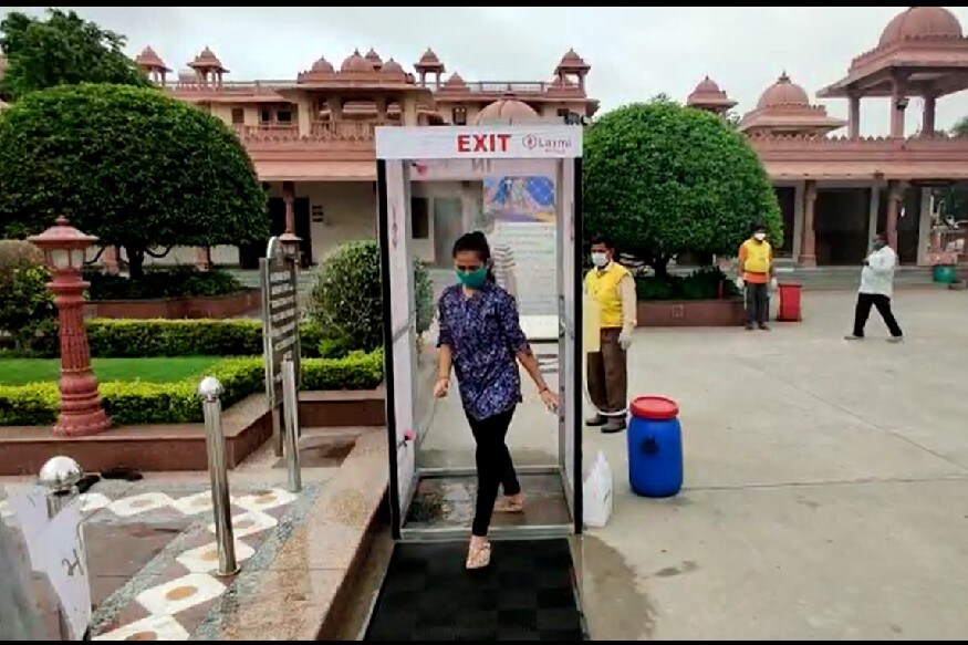 આજથી મંદિરોમા સેનેટાઈઝેશન અને સોશિયલ ડિસ્ટન્સિંગનું પાલન પણ કરાવવામાં આવી રહ્યું છે. સાથે જ મંદિરમા દર્શન માટે આવનાર વ્યક્તિએ માસ્ક ફરજીયાત પહેરવાનું રહેશે. મંદિરના પ્રાંગણમાં ડિસઈન્ફેક્ટ મશીન પણ મૂકવામાં આવ્યું છે. આજથી મંદિરોમા સેનેટાઈઝેશન અને સોશિયલ ડિસ્ટન્સિંગનું પાલન પણ કરાવવામાં આવી રહ્યું છે. સાથે જ મંદિરમા દર્શન માટે આવનાર વ્યક્તિએ માસ્ક ફરજીયાત પહેરવાનું રહેશે. મંદિરના પ્રાંગણમાં ડિસઈન્ફેક્ટ મશીન પણ મૂકવામાં આવ્યું છે.